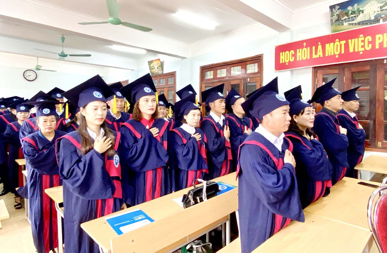Các tân cử nhân tuyên thệ trước khi nhận bằng tốt nghiệp. 