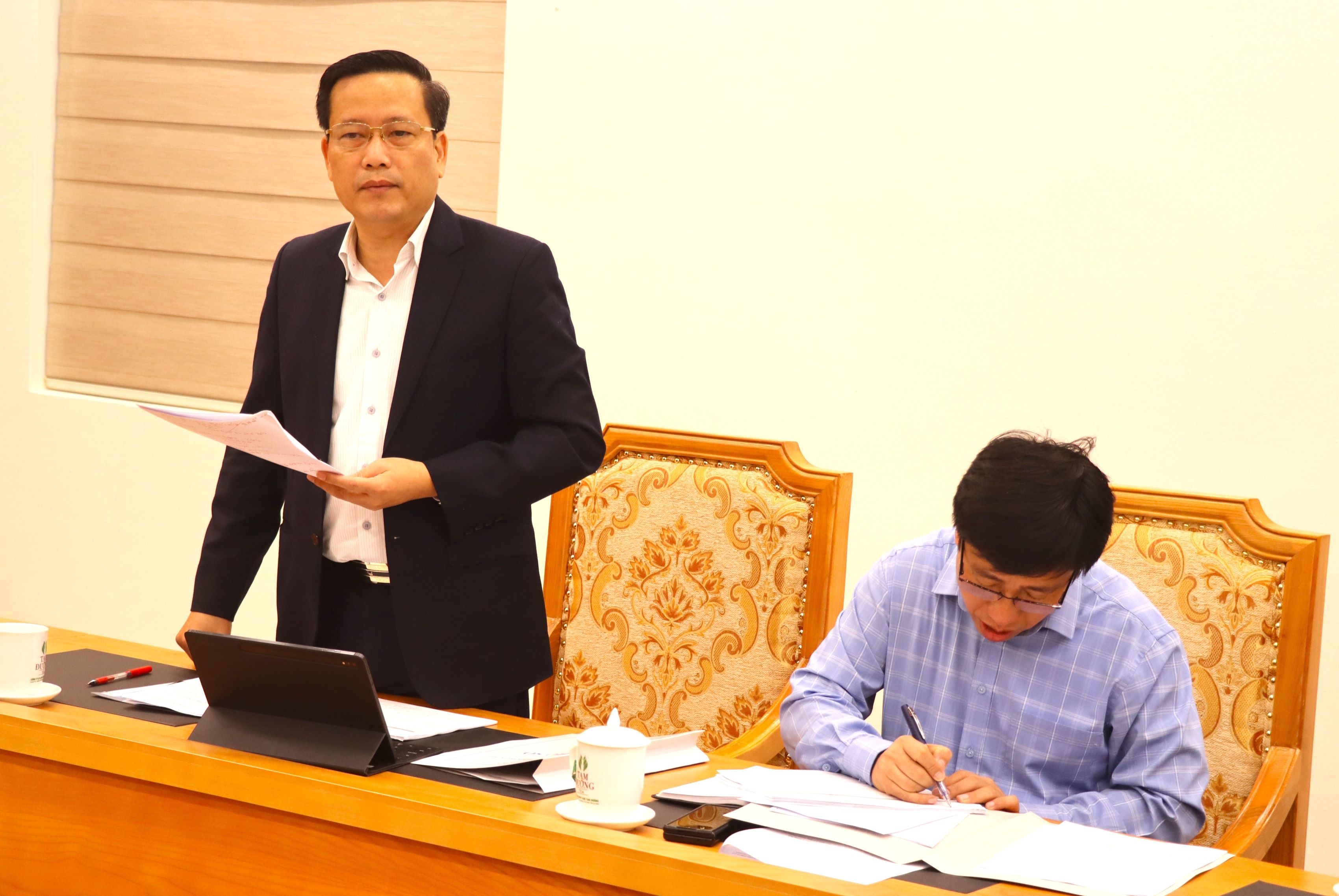 đồng chí Lê Đức Dục, Uỷ viên Ban Thường vụ Tỉnh ủy, Lê Đức Dục, Trưởng Ban Tuyên giáo Tỉnh ủy, Phó Trưởng Ban Tổ chức tham gia ý kiến thảo luận.