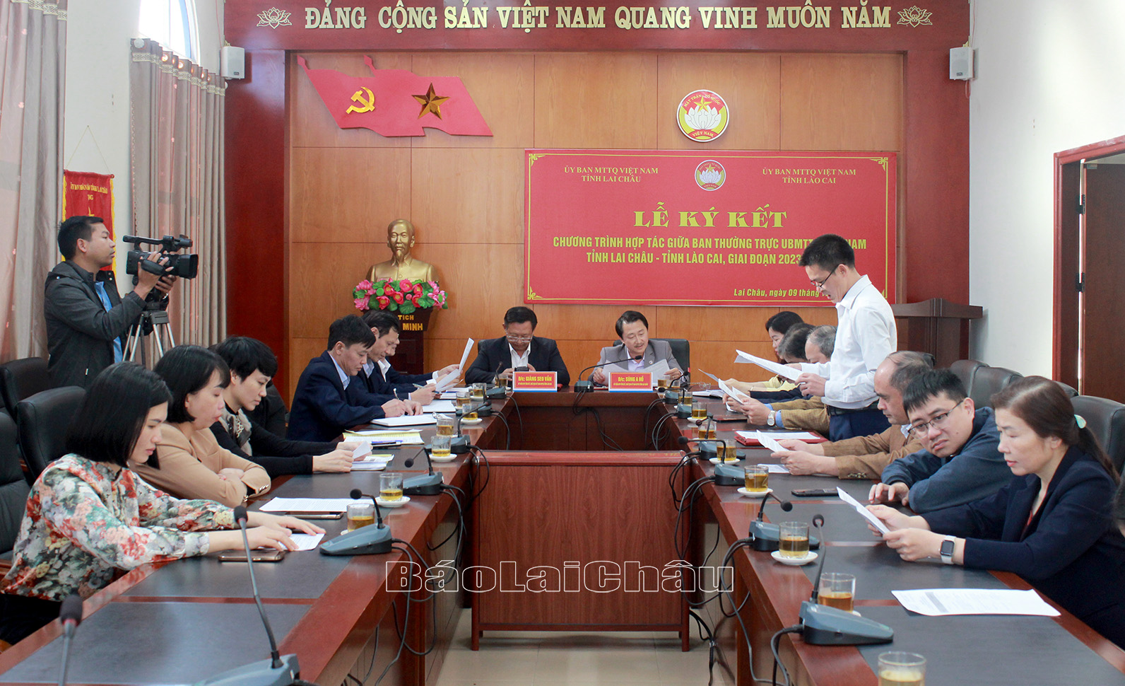 Quang cảnh lễ ký kết.  