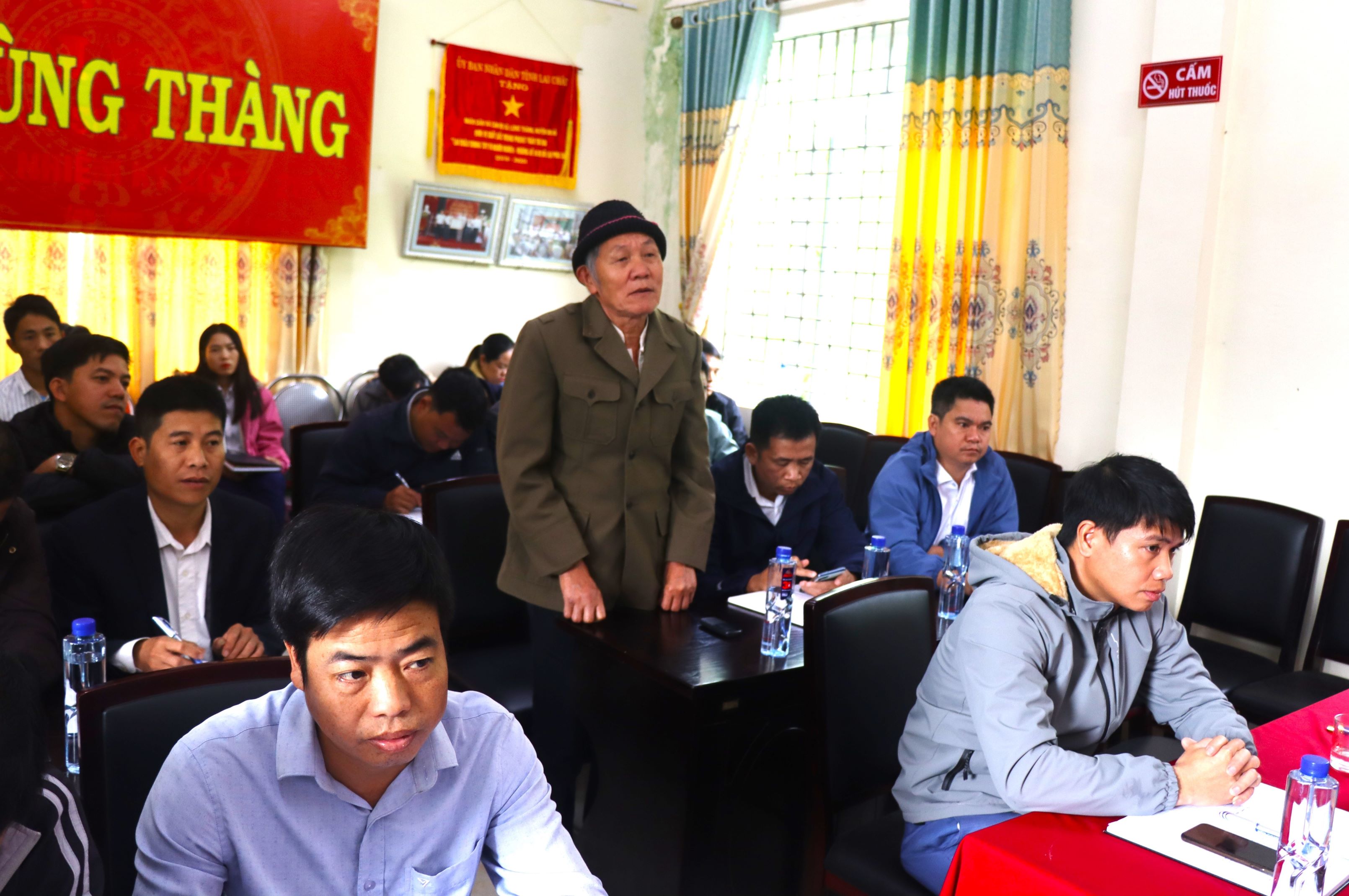 Cử tri bản Co Cóc, xã Lùng Thàng kiến nghị.