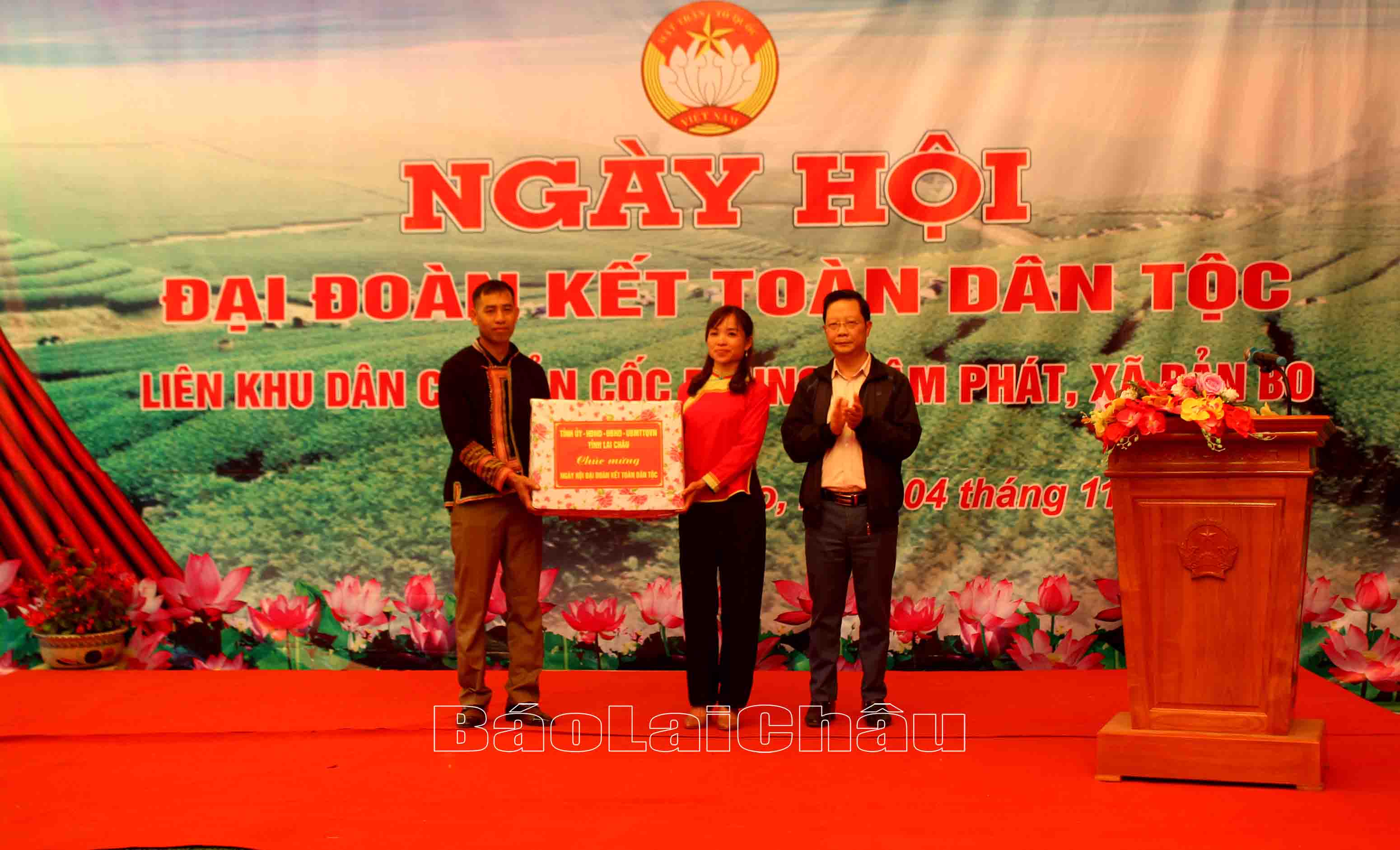 Đồng chí Nguyễn Ngọc Vinh - Uỷ viên Ban Thường vụ, Chủ nhiệm Uỷ ban Kiểm tra Tỉnh ủy  trao quà cho Ban Công tác Mặt trận Liên khu dân cư bản Cốc Phung, Nậm Phát (xã Bản Bo).