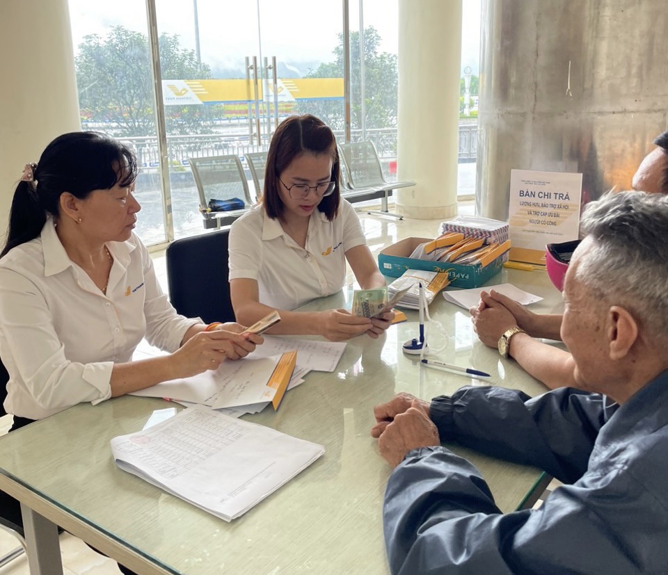 Cán bộ