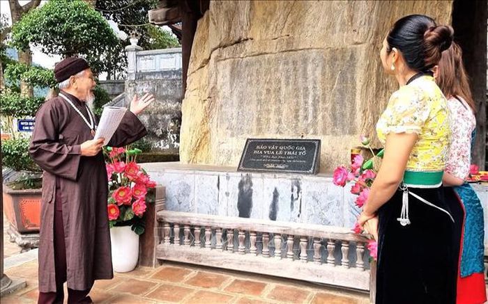 Thủ nhang Vũ Phong Oanh, ở xã Lê Lợi, huyện Nậm Nhùn, tỉnh Lai Châu giới thiệu cho du khách về bảo vật quốc gia Bia Lê Thái Tổ.