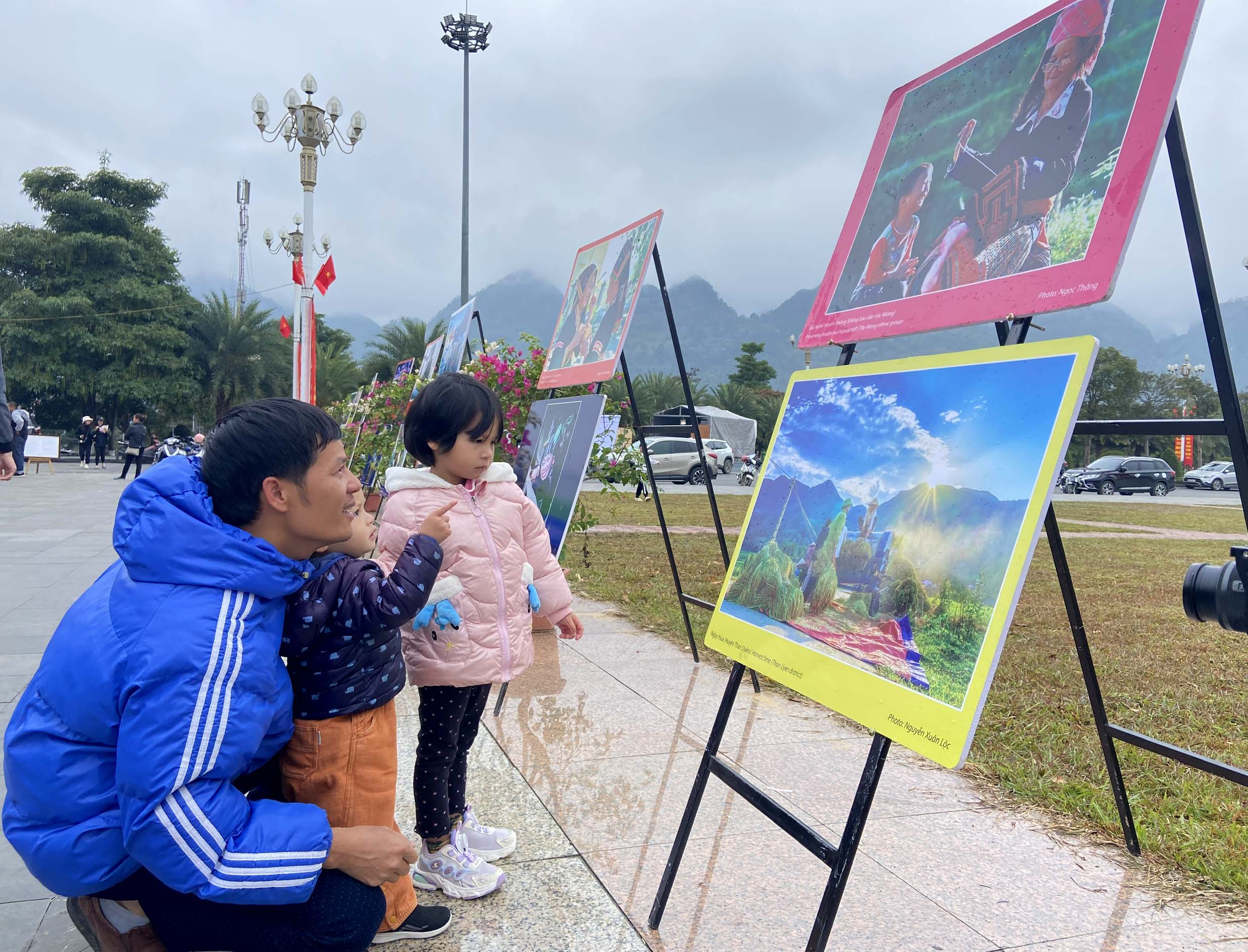 Đặc biệt, triển lãm ảnh đẹp Lai Châu hấp dẫn các em nhỏ thích khám phá. 