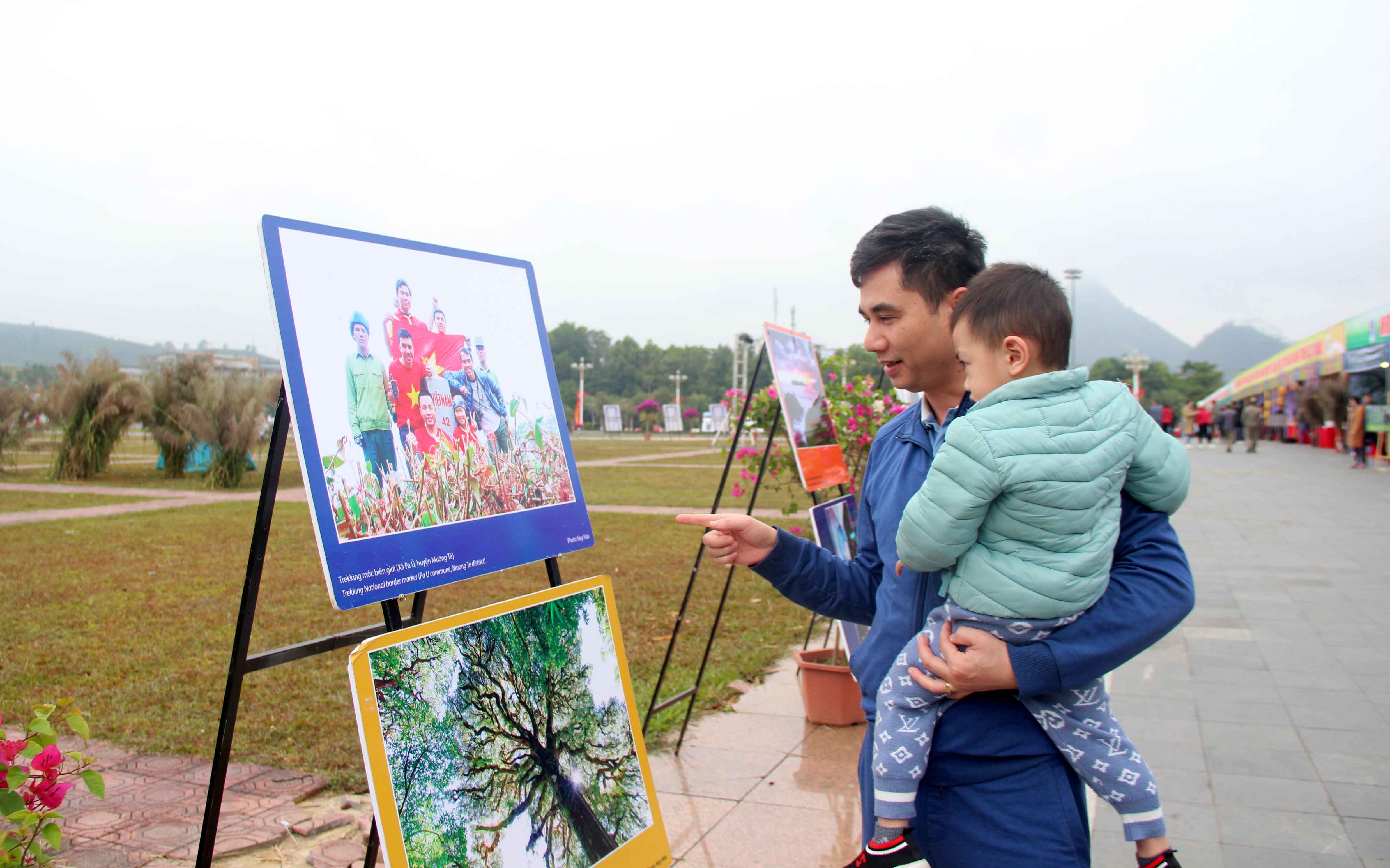 và tự hào chủ quyền biên giới quốc gia đã thu hút đông đảo người dân và du khách đến thưởng lãm. 