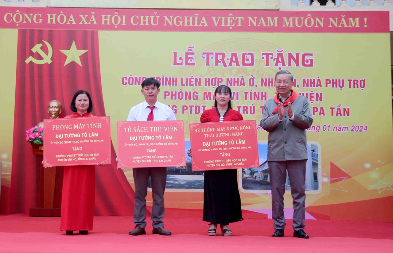 Học sinh trường PTDTBT Tiểu học Pa Tần tặng hoa Bộ trưởng Bộ Công an và Đoàn công tác.