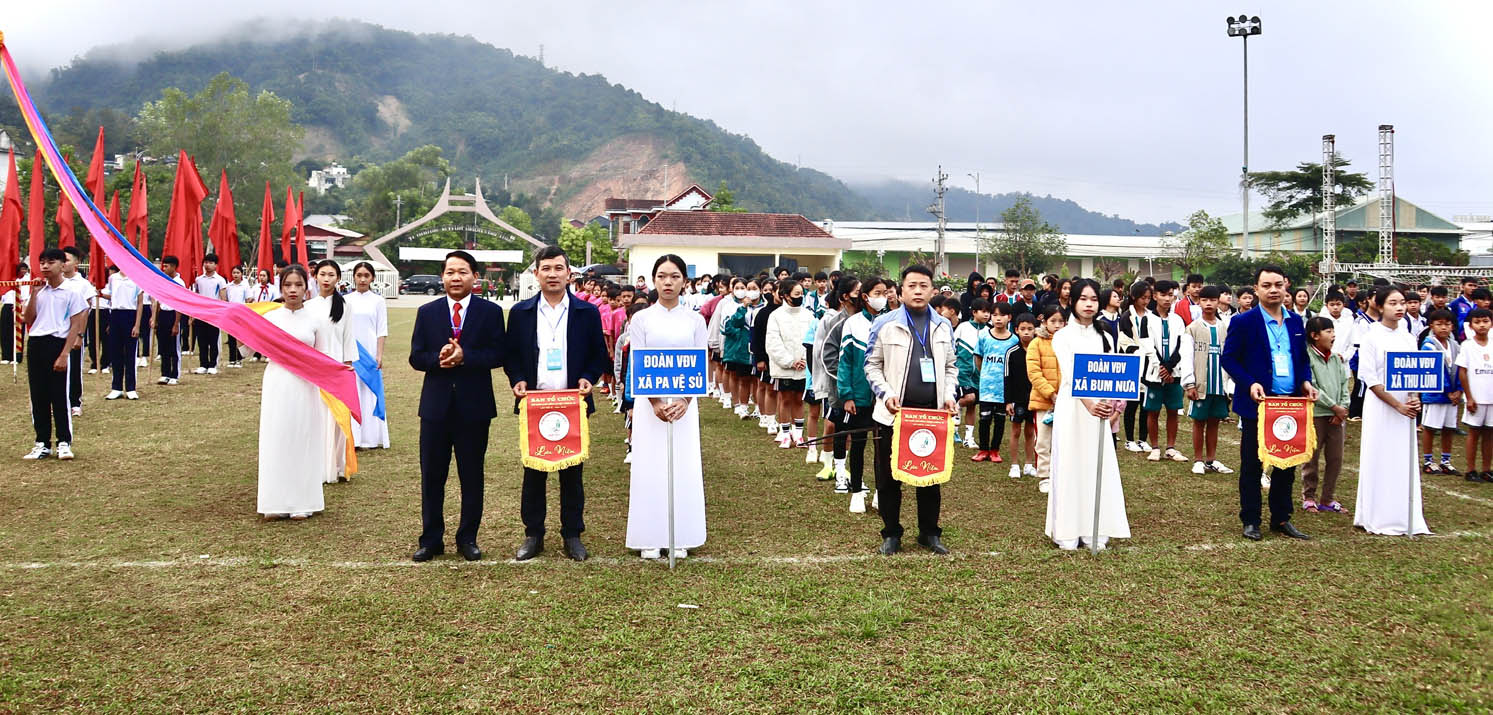 trao cờ lưu niệm