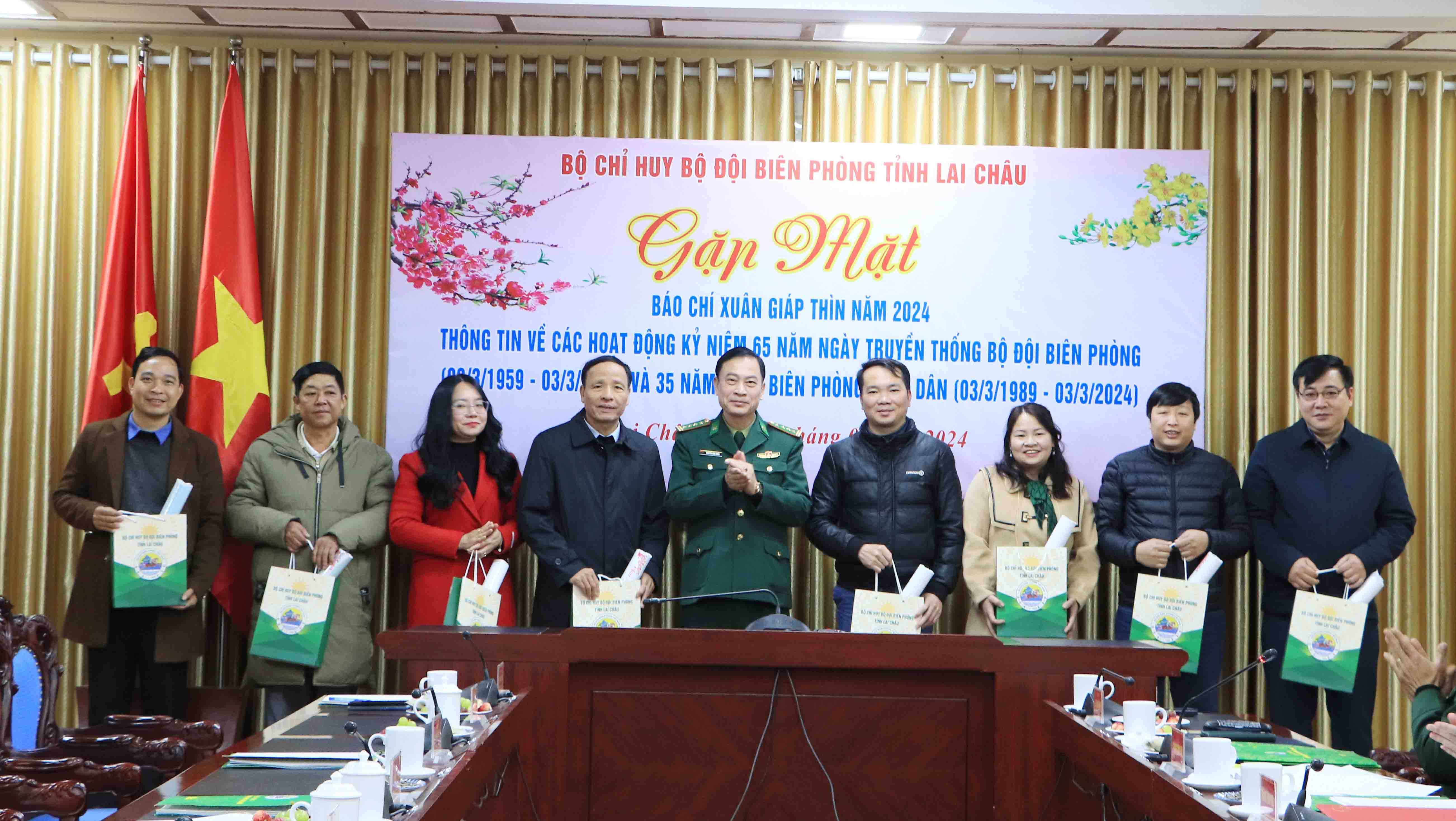 Lãnh đạo Bộ Chỉ huy Bộ đội biên phòng tỉnh trao quà cho lãnh đạo các cơ quan báo chí. 