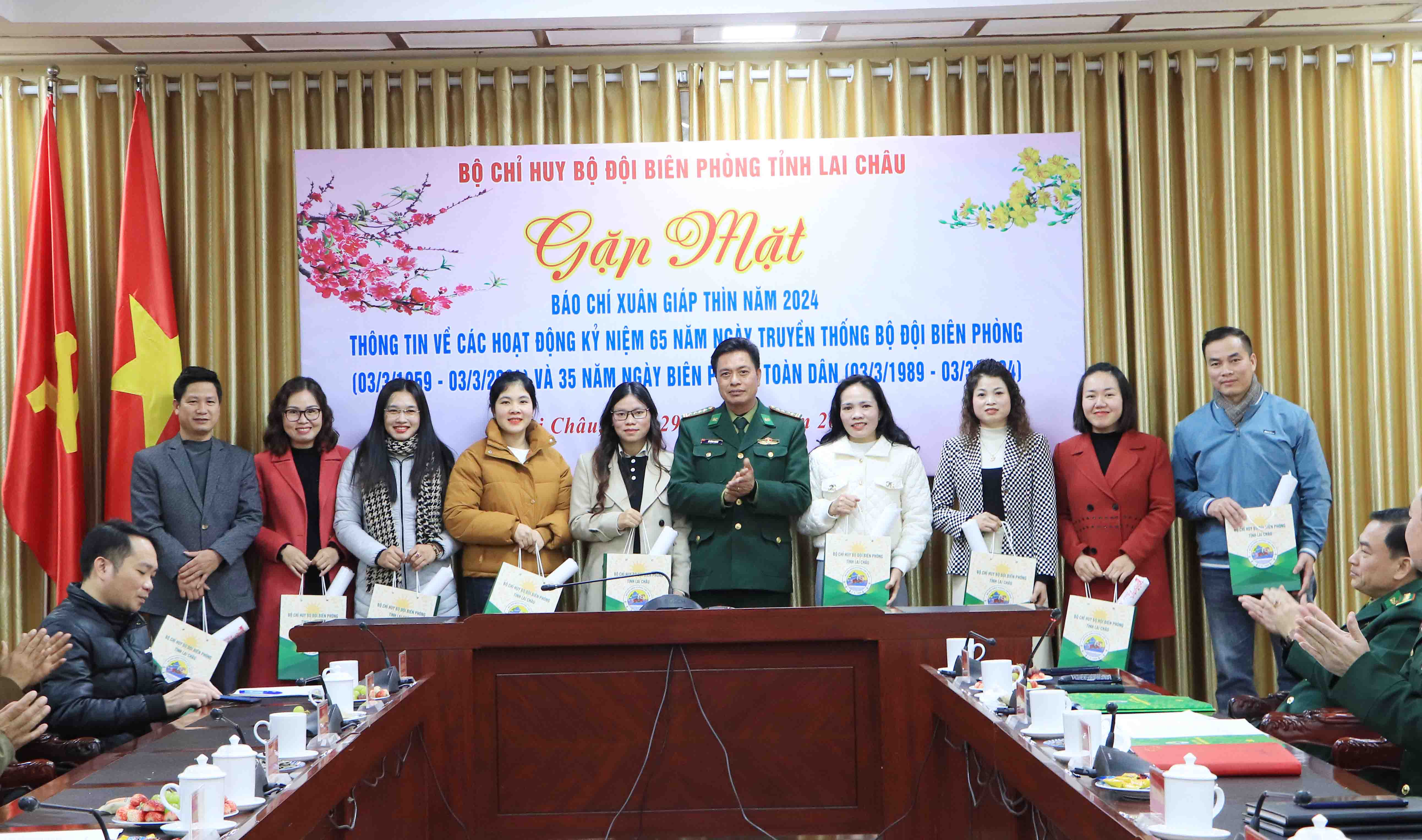 ... trao quà cho các phóng viên, biên tập viên. 
