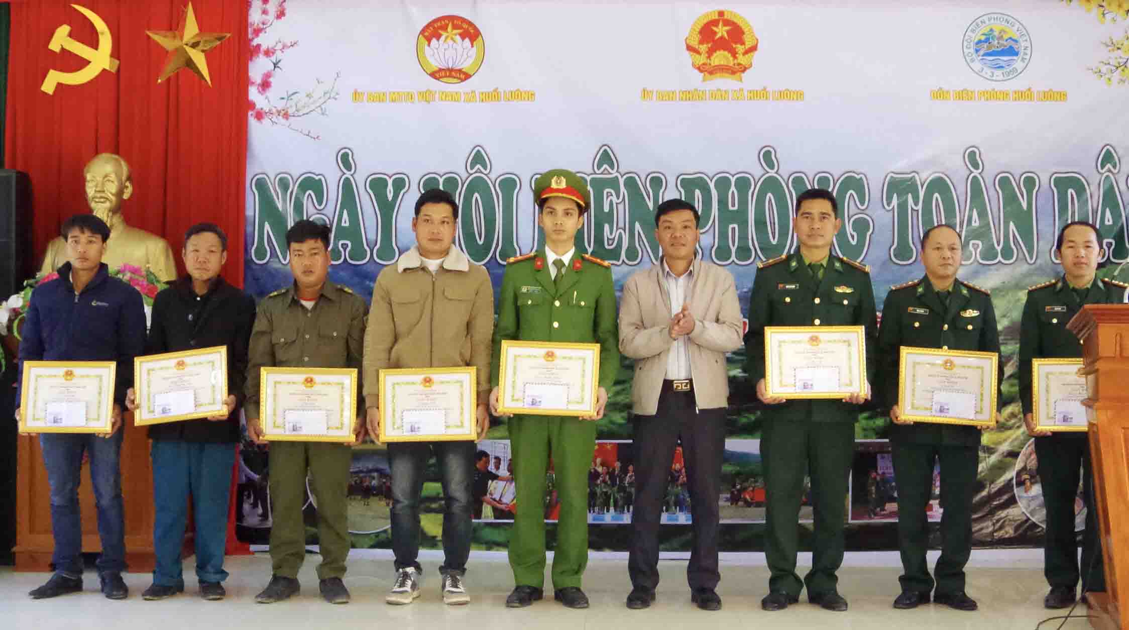 Lãnh đạo xã Huổi Luông trao giấy khen cho các cá nhân. 