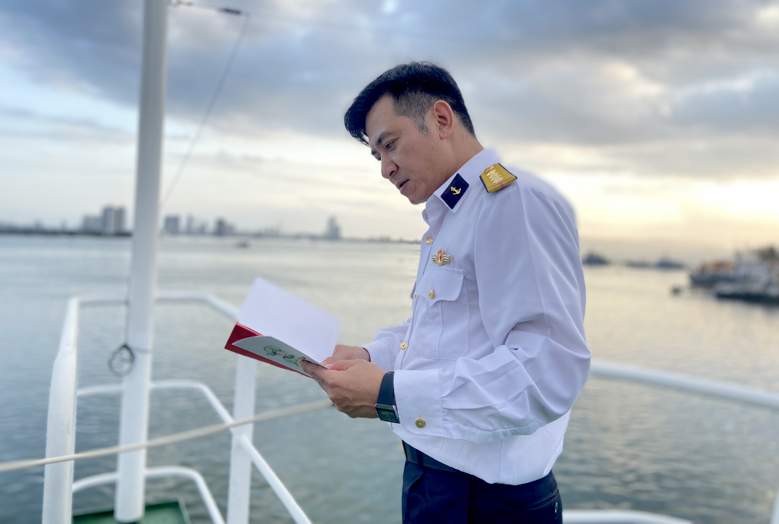 Mỗi lời chúc của học sinh là đồng lực để Đại uý Nguyễn Khánh Tùng và đồng đội có thêm động lực, sức mạnh để vững chắc tay súng, canh giữ biển đảo quê hương vững chắc. 