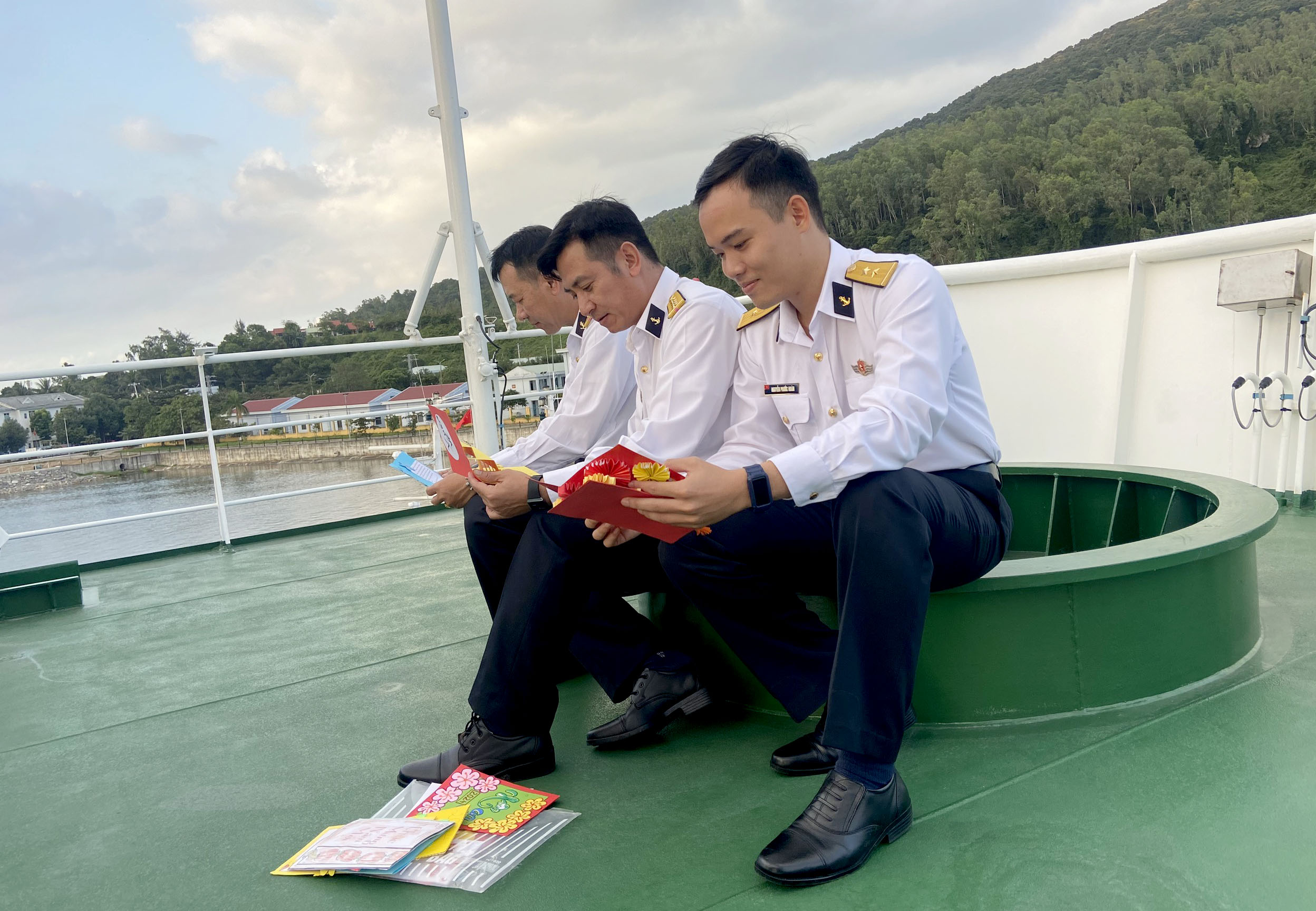 Những người lính hải quân Vùng 3 luôn trân trọng tình cảm của các em học sinh trên đất liền gửi đến người lính nơi hải đảo xa xôi. 