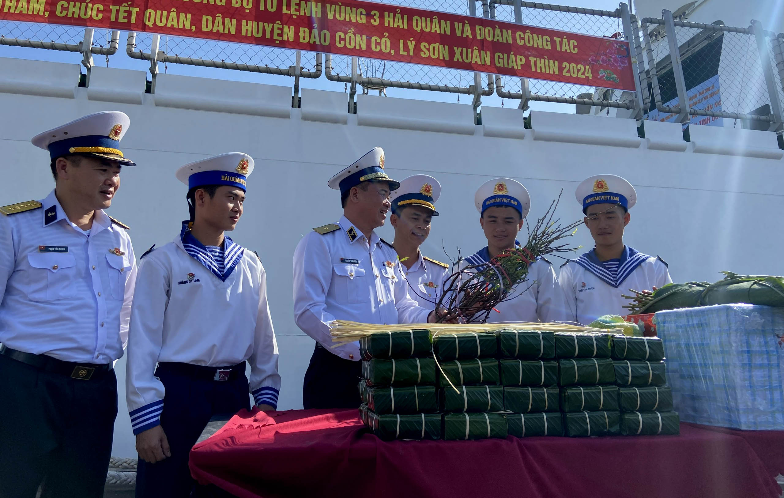 Đoàn mang theo những phần quà Tết từ đất liền đến với cán bộ, chiến sĩ và người dân huyện đảo. 