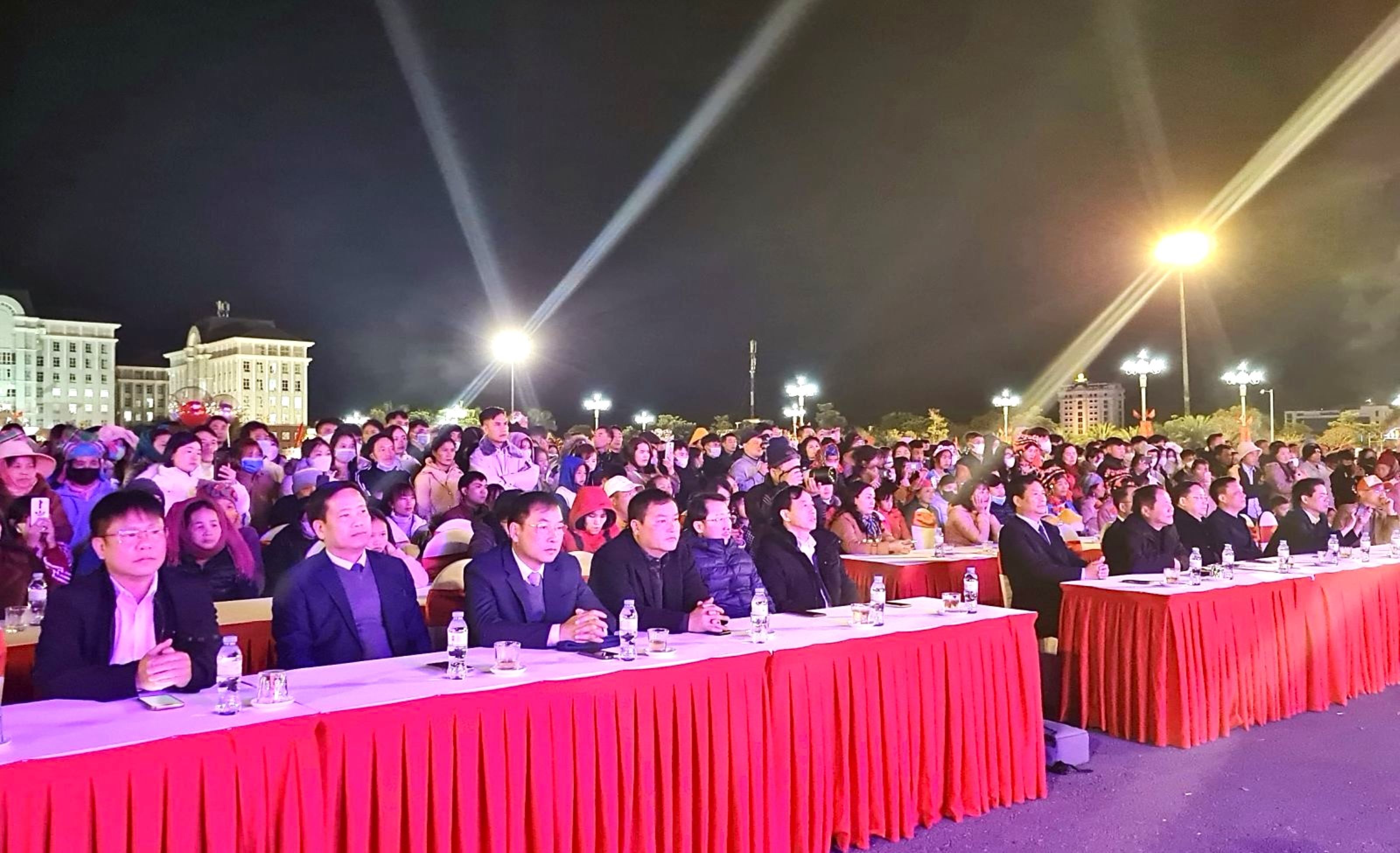 Các đại biểu dự Chương trình nghệ thuật chào năm mới