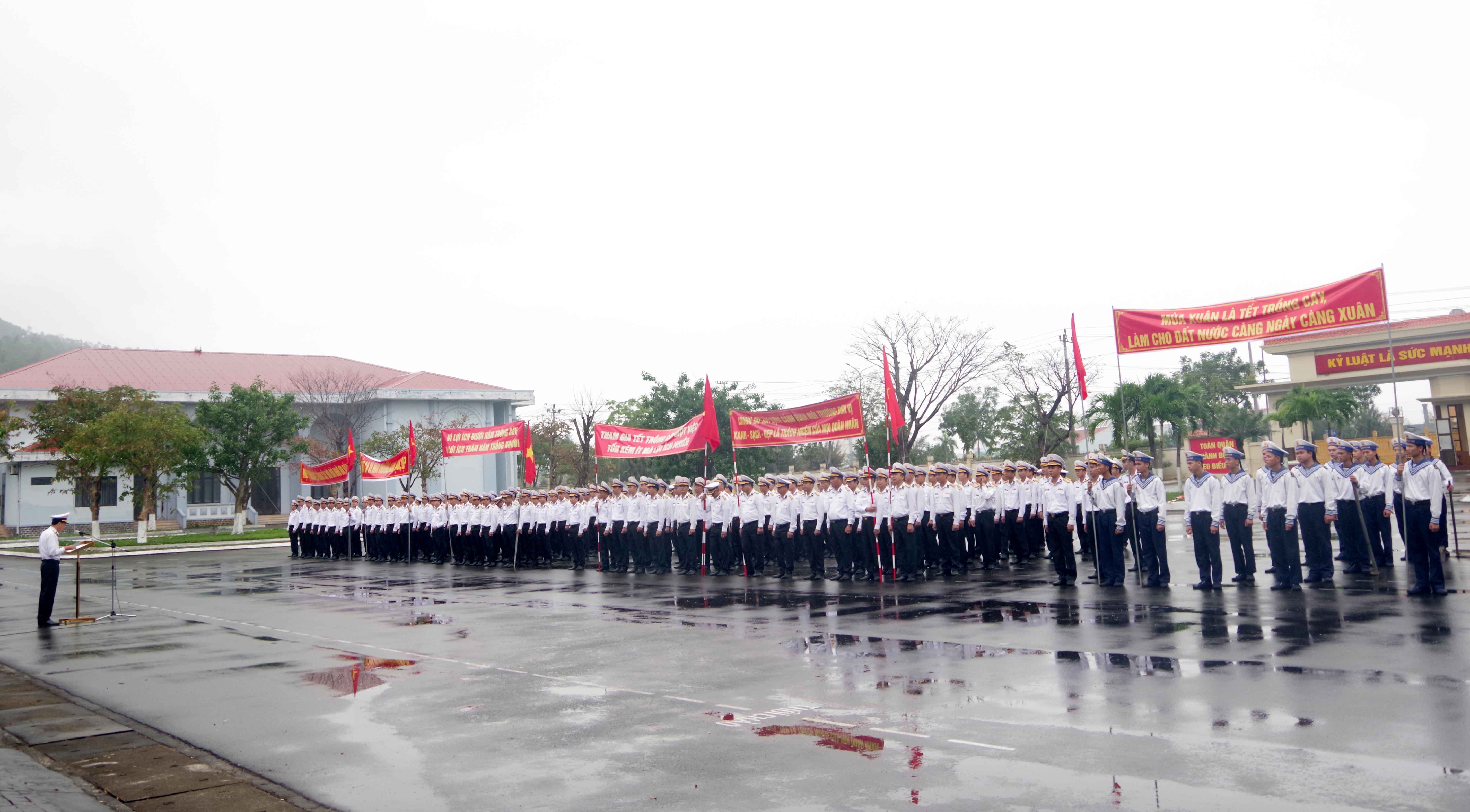 Quang cảnh buổi Lễ phát động tại khối các cơ quan Vùng. 