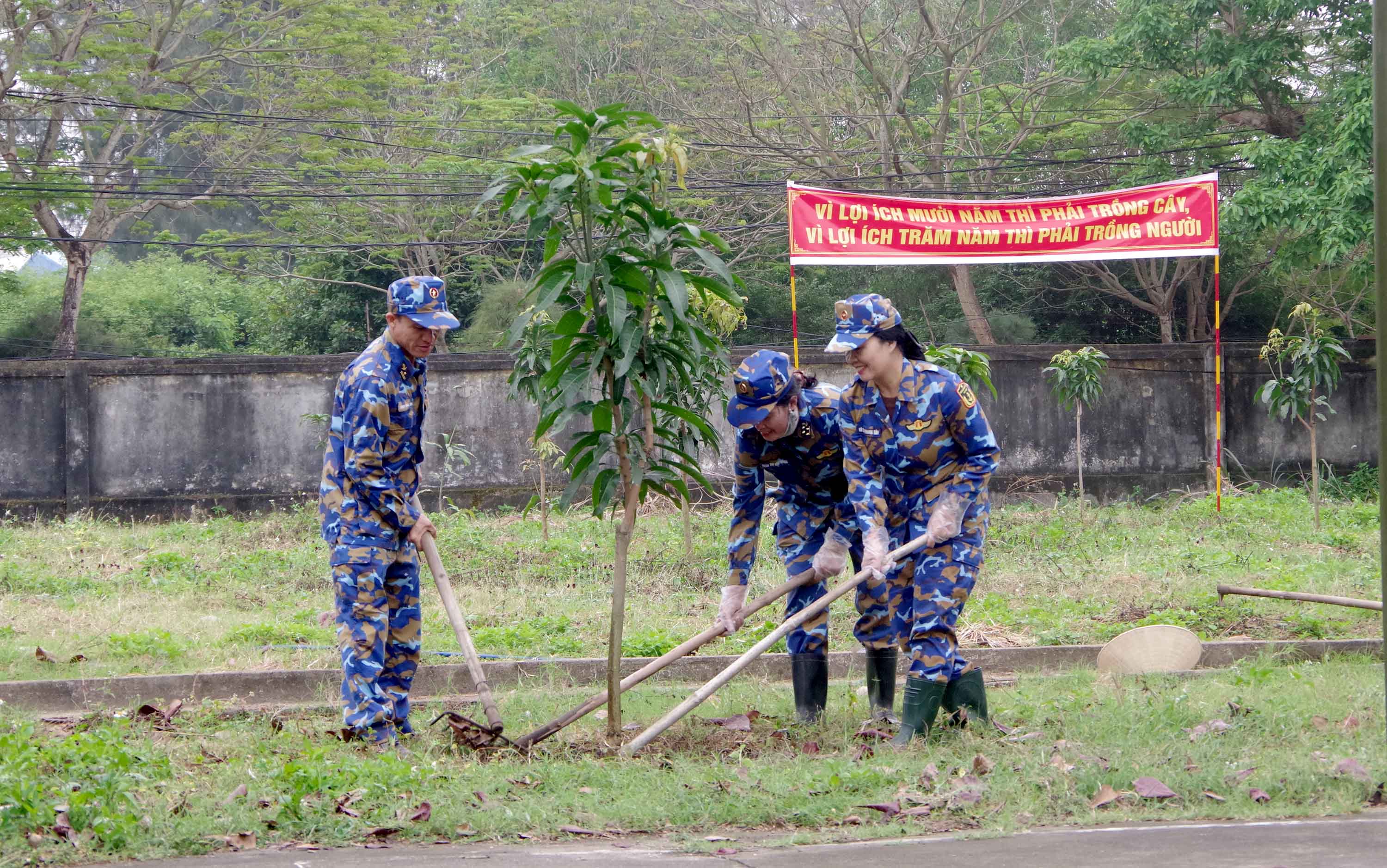 Cán bộ, chiến sĩ chăm sóc vườn cây ăn quả. 