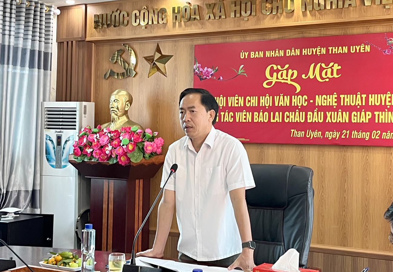 Đồng chí Trần Quang Chiến - Phó Chủ tịch UBND huyện Than Uyên phát biểu tại buổi gặp mặt.