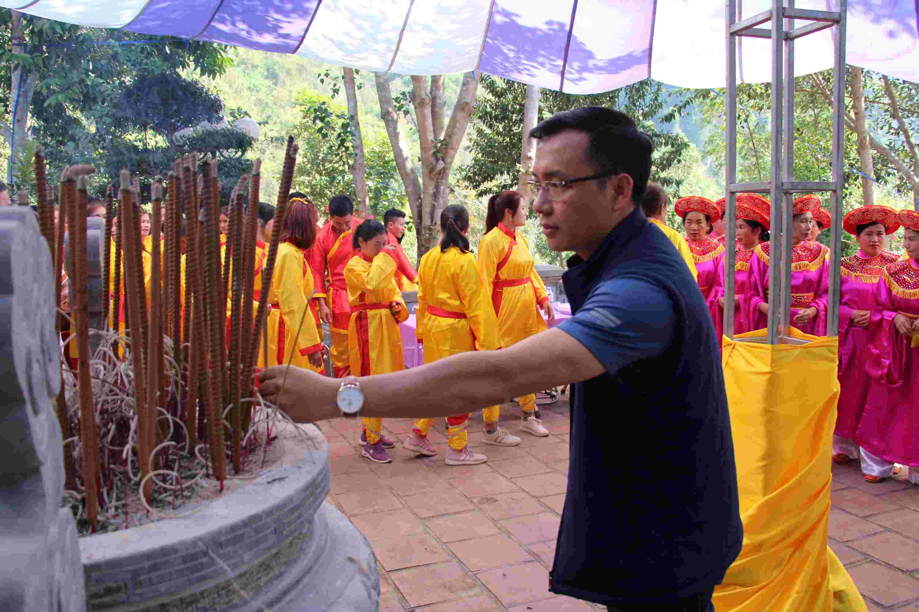 Du khách dâng hương dịp xuân tại đền.