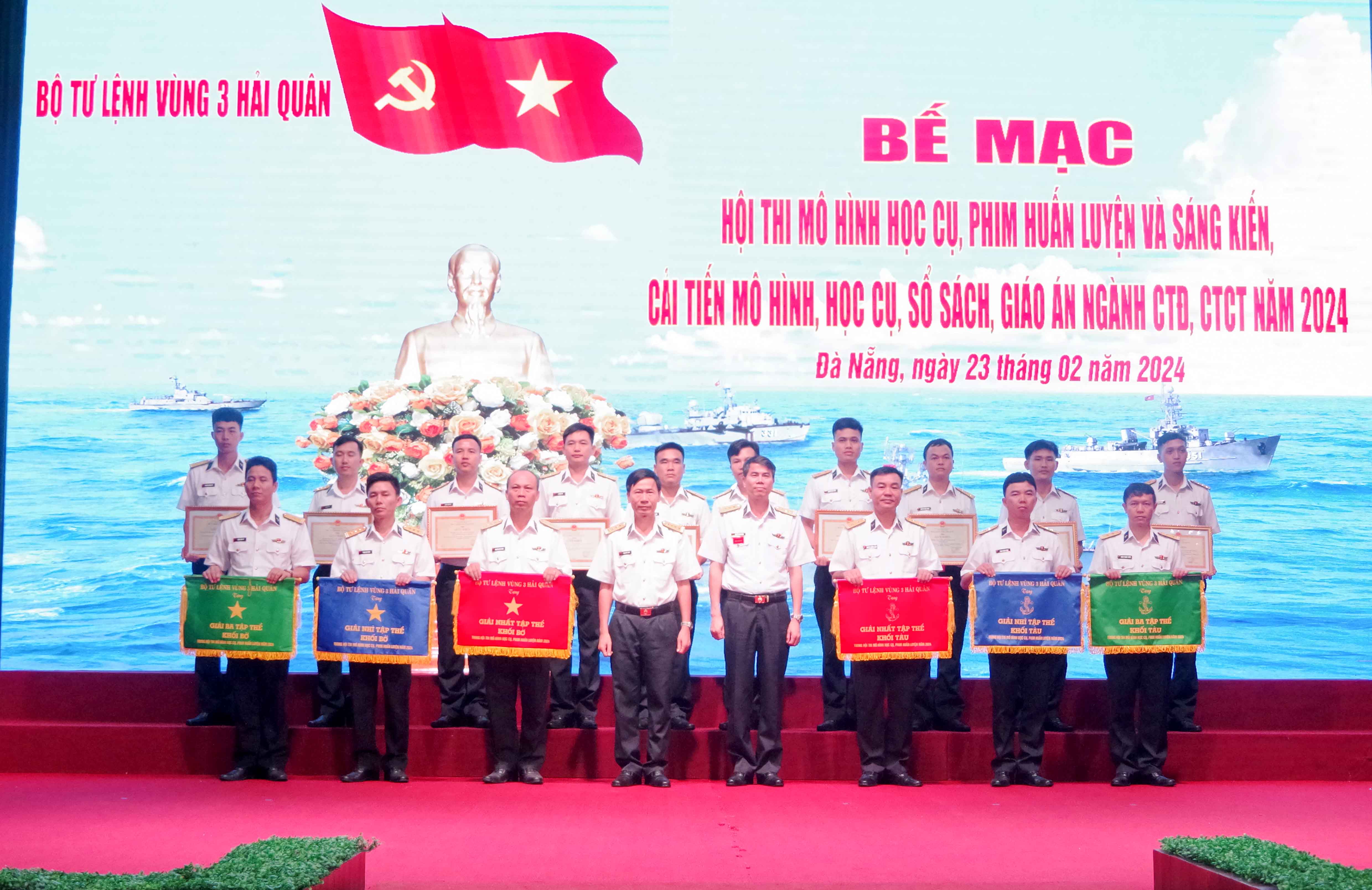 Bộ Tư lệnh Vùng trao giải cho các tập thể, cá nhân có thành tích xuất sắc.