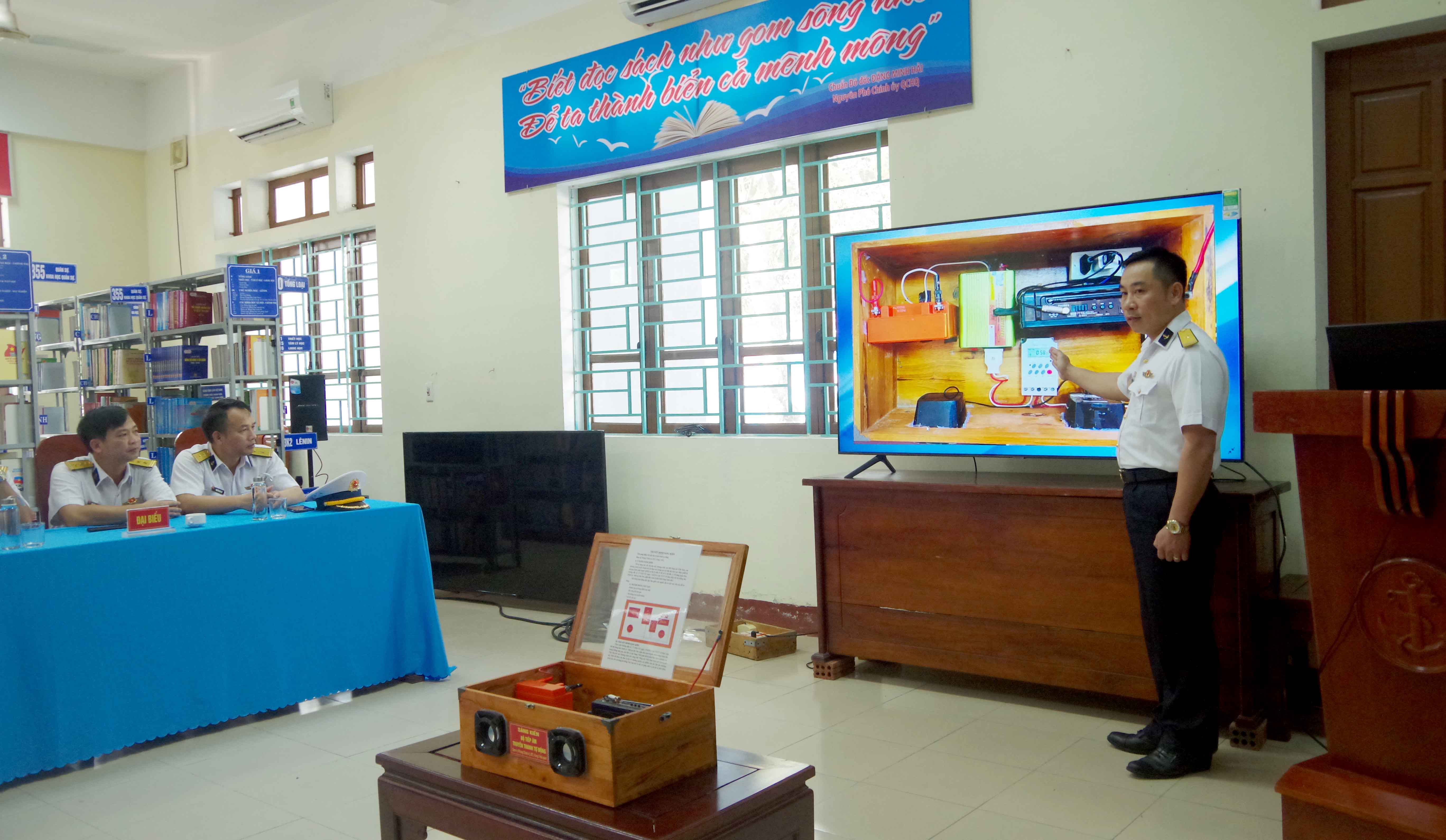 Phần thi sáng kiến, cải tiến mô hình, học cụ, sổ sách, giáo án ngành công tác đảng, công tác chính trị của Phòng Chính trị Vùng 