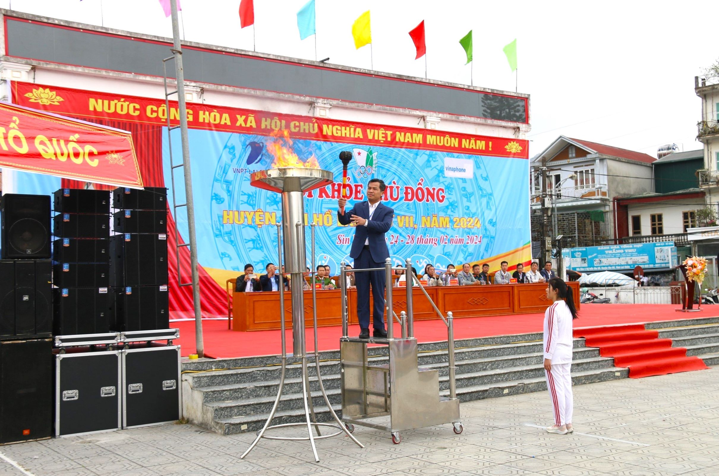 Đồng chí Bùi Văn Tuấn-Phó bí thư thường trực huyện ủy đã thắp sáng ngọn lửa Hội khỏe Phù Đổng huyện Sìn Hồ lần thứ VII năm 2024