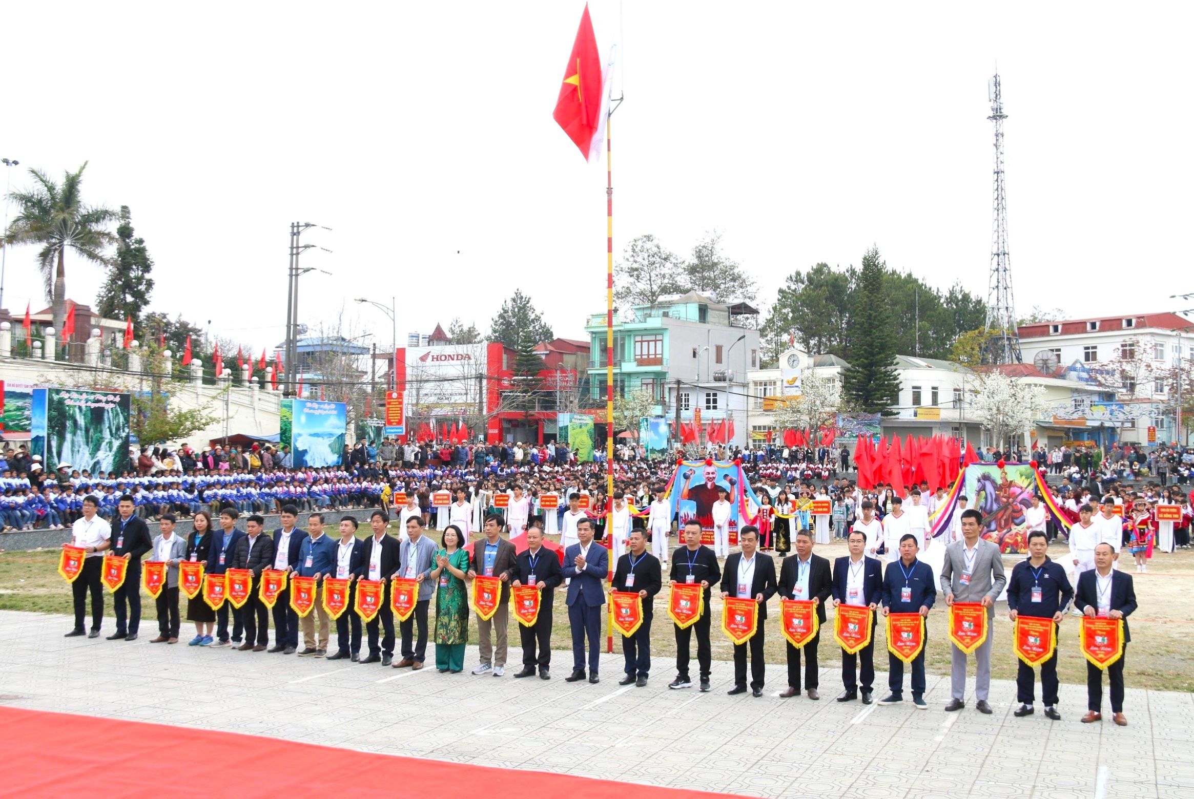Lãnh đạo Huyện uỷ, UBND huyện Sìn Hồ tặng cờ lưu niệm cho các đoàn tham dự.