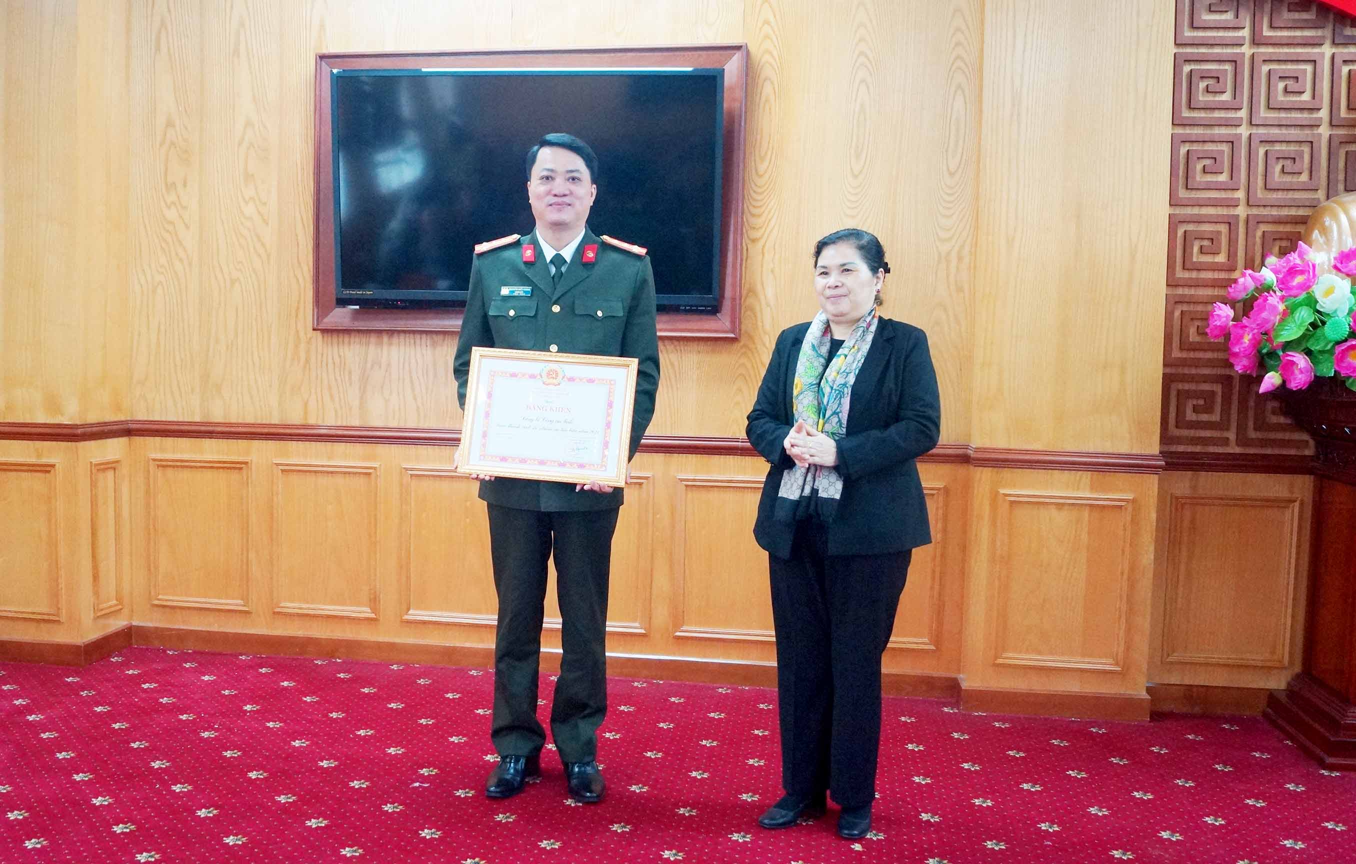 Đồng chí Giàng Páo Mỷ - Bí thư Tỉnh uỷ tặng Bằng khen cho Đảng bộ Công an tỉnh đạt tiêu chuẩn “Hoàn thành xuất sắc nhiệm vụ” tiêu biểu năm 2023.