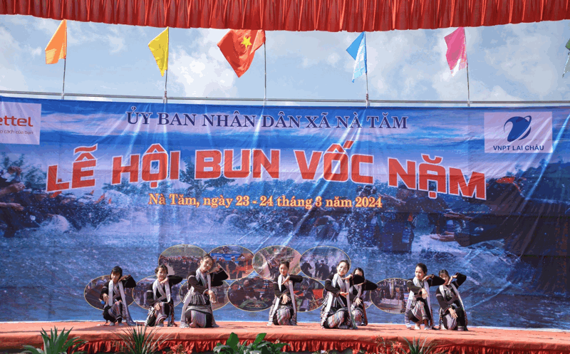 Tiết mục văn nghệ tại lễ hội.