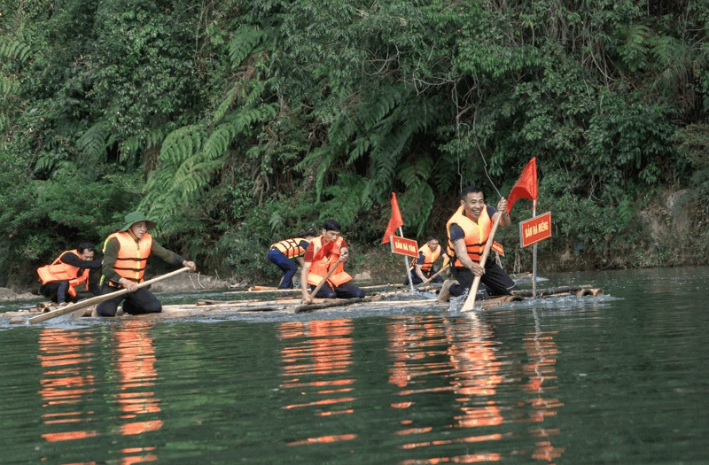 Thi đua bè tại lễ hội.