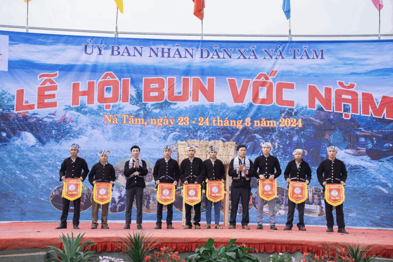 Đại diện lãnh đạo xã trao cờ lưu niệm cho các đội chơi.