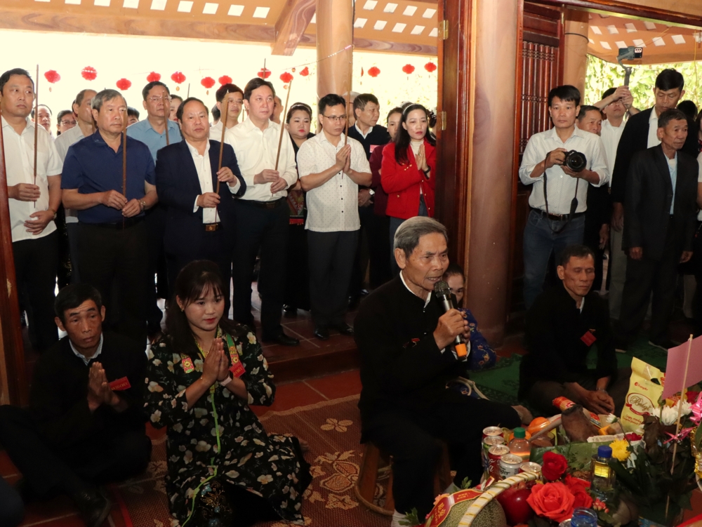 Các đồng chí lãnh đạo tỉnh, huyện dâng hương tại đền thờ Nàng Han.