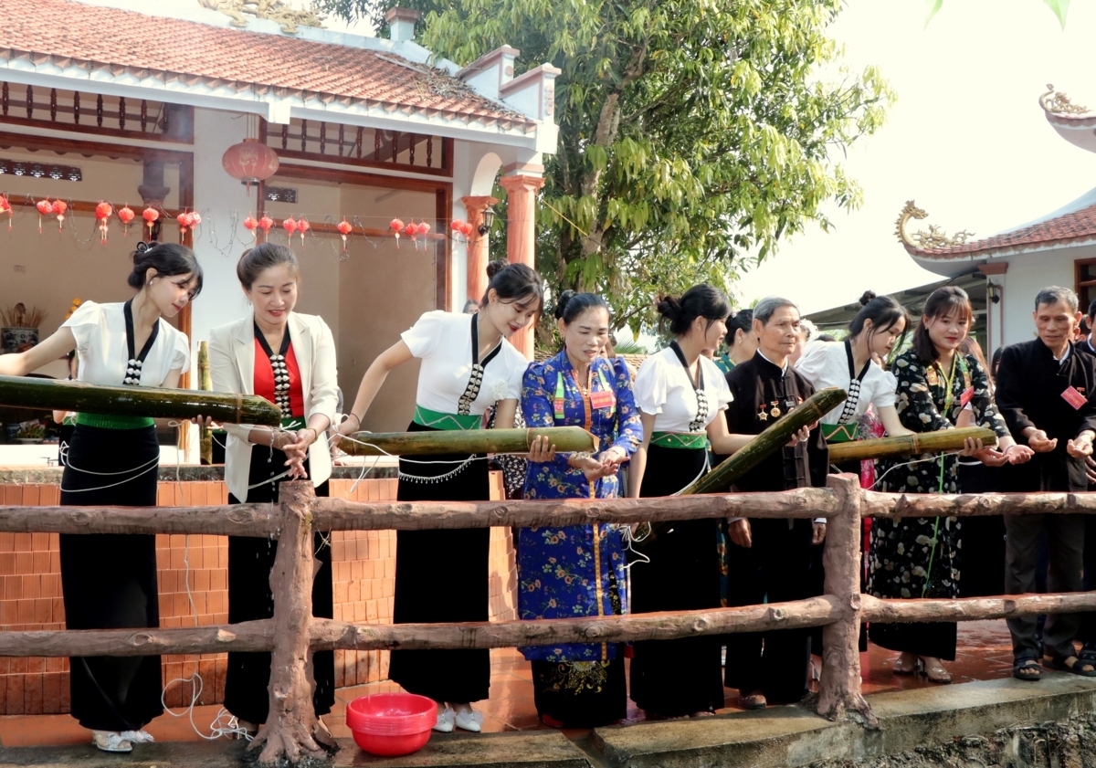 Người dân quan niệm được sử dụng nước mát lành của mó nước Nàng Han sẽ mang lại may mắn.