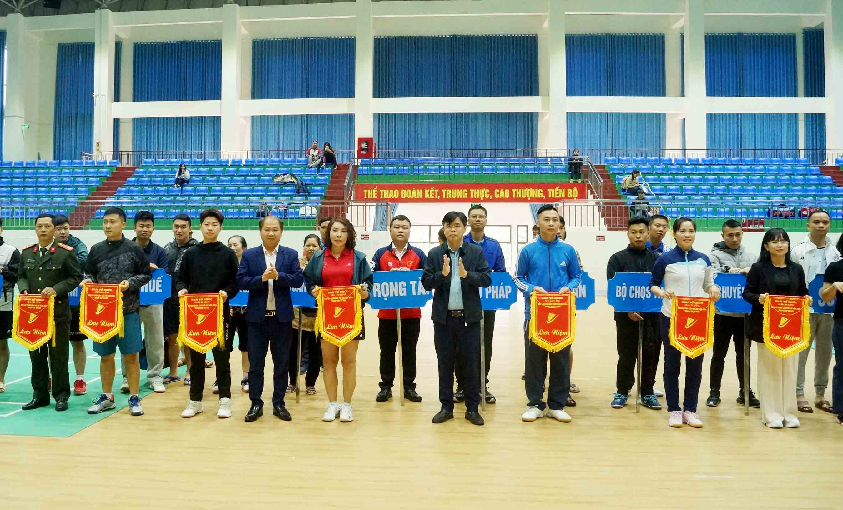 Ban Tổ chức trao cờ lưu niệm cho các đoàn