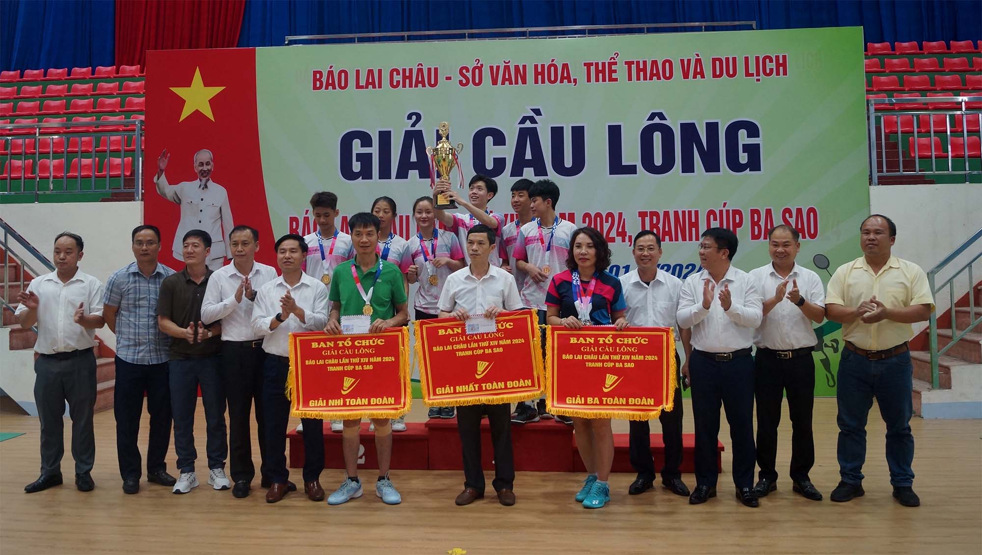 Toàn cảnh