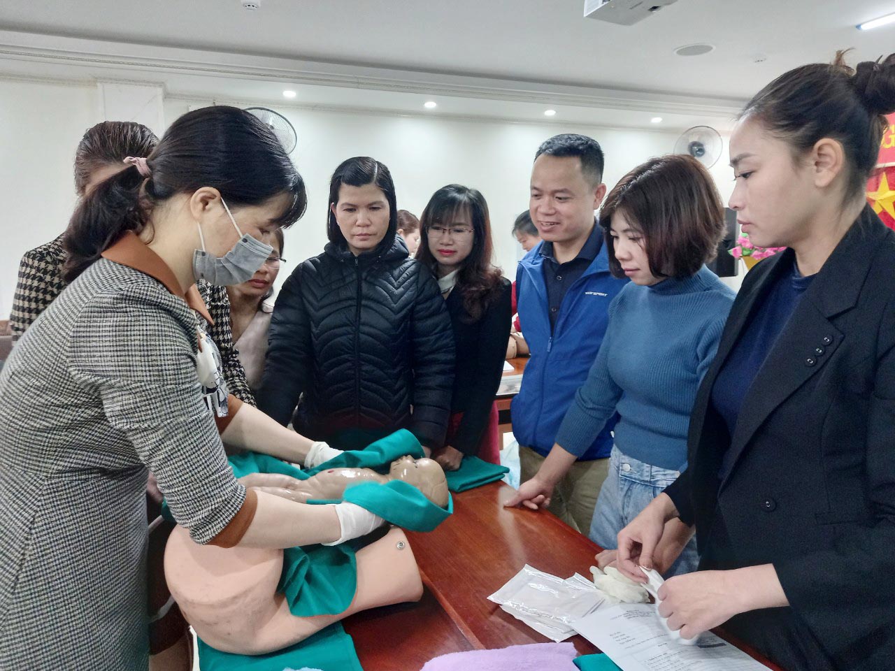 Cán bộ Trung tâm Kiểm soát bệnh tật tỉnh tích cực học tập, trao đổi kinh nghiệm nâng cao trình độ chuyên môn nghiệp vụ đáp ứng yêu cầu công tác. 