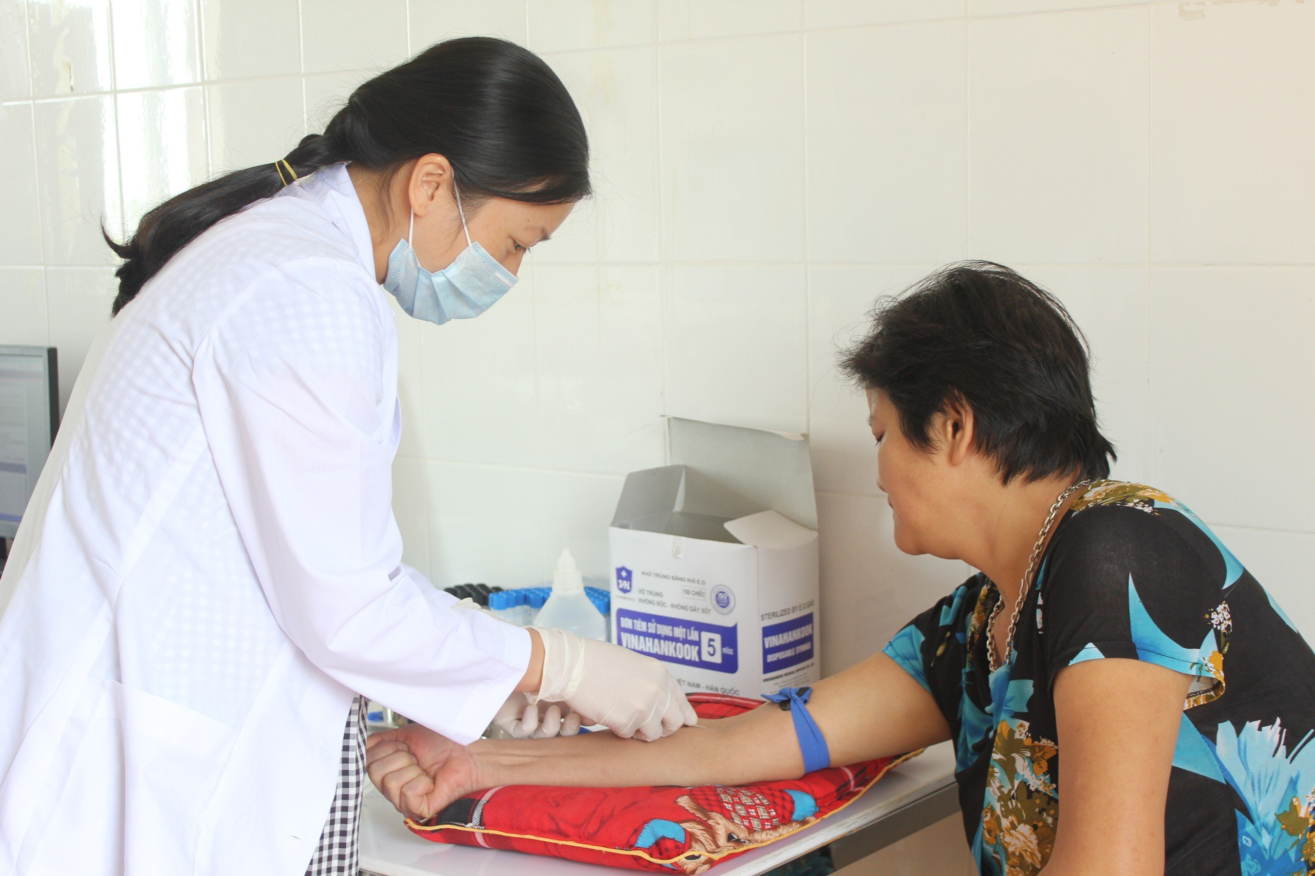 Cán bộ Trung tâm Kiểm soát bệnh tật tỉnh chăm sóc người bệnh. 