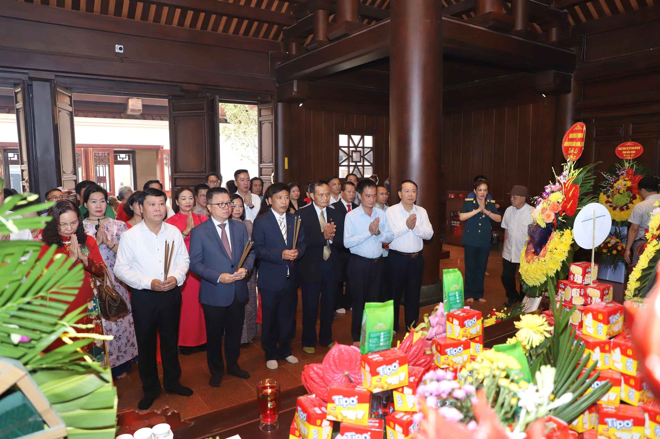 đoàn đại biểu tham dự Lễ Kỷ niệm dâng hoa, thắp hương tri ân các anh hùng, liệt sĩ tại Đền thờ Liệt sĩ Chiến trường Điện Biên Phủ và Nghĩa trang A1