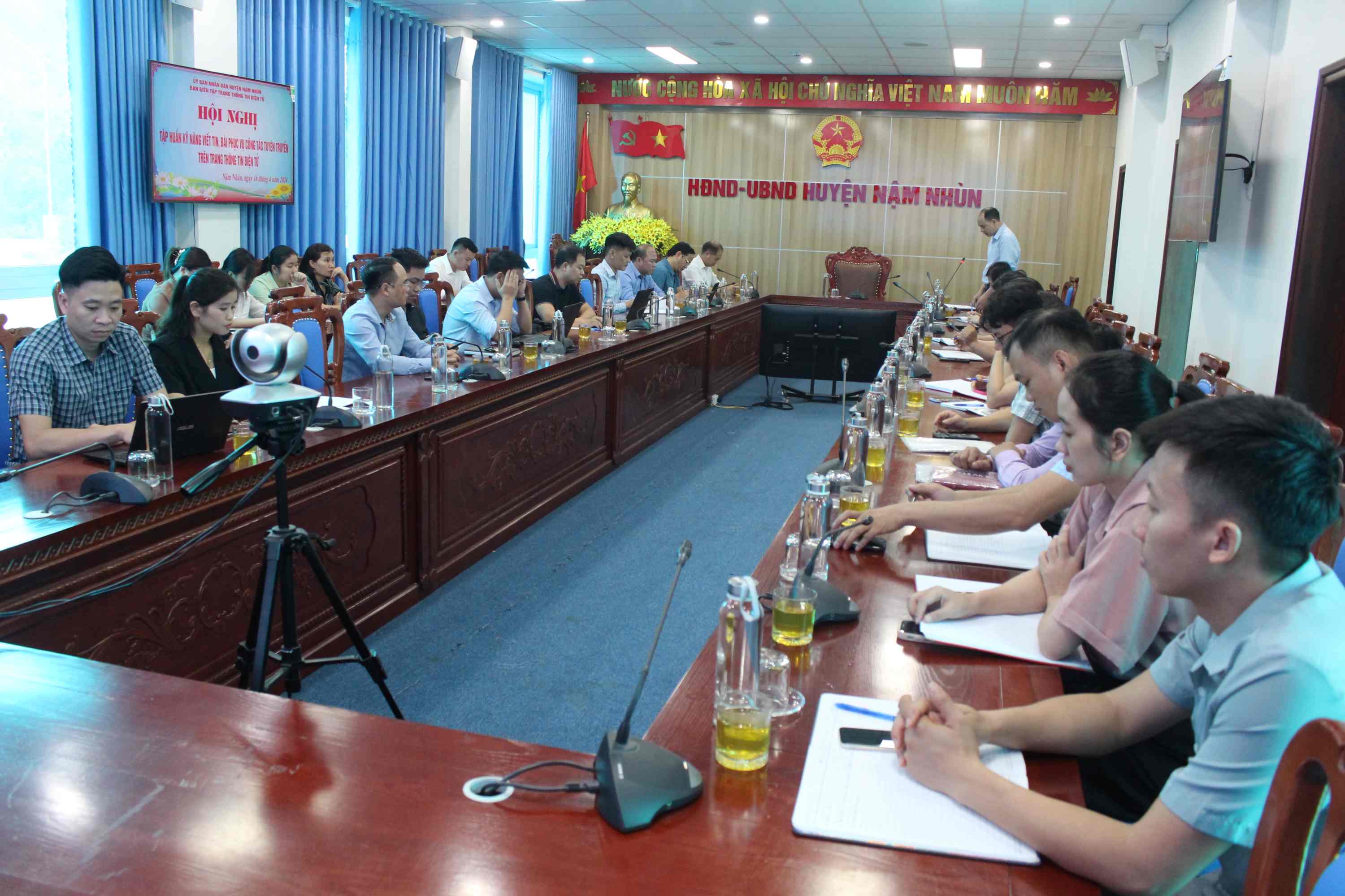 Quang cảnh hội nghị. 