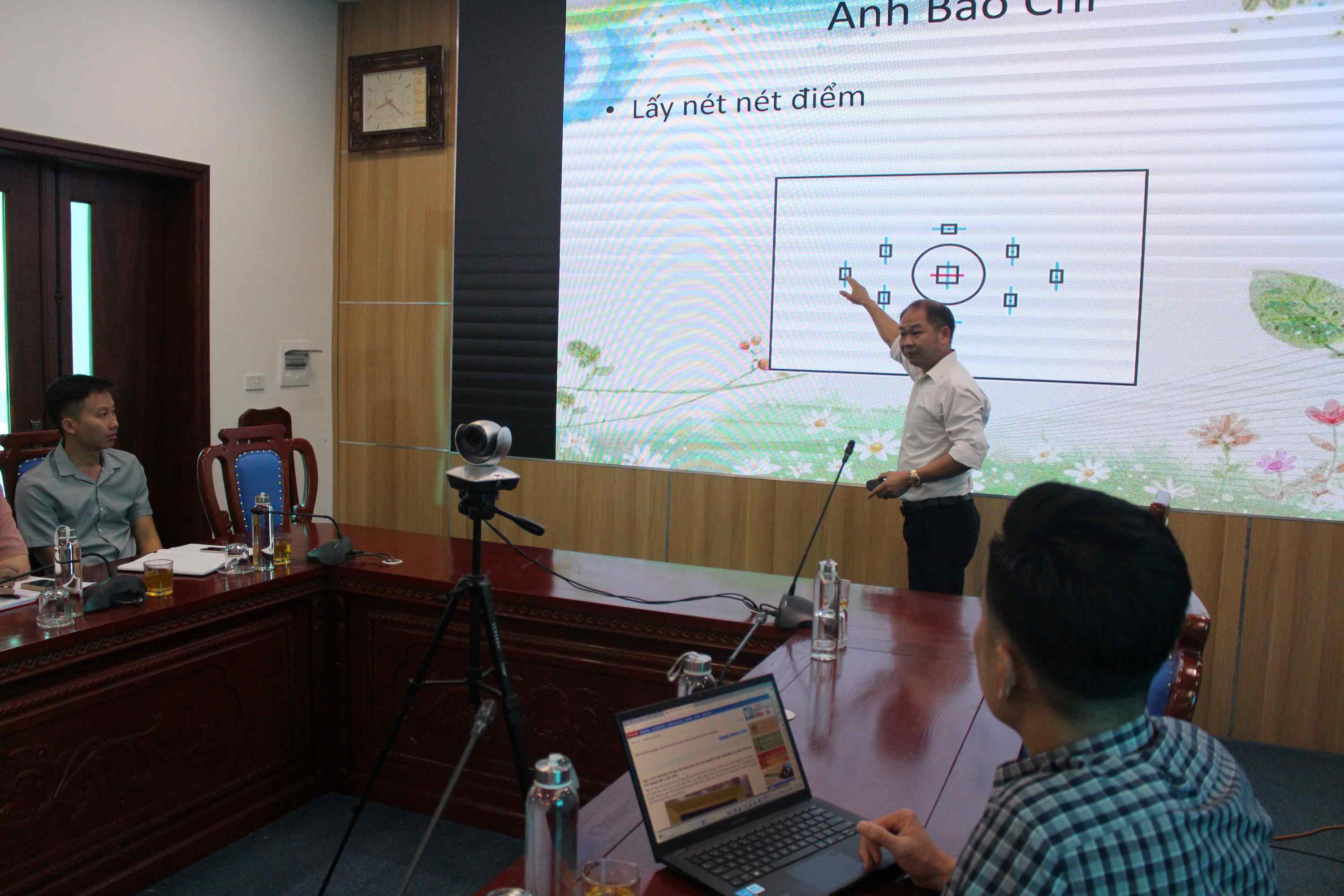 Đồng chí Dư Khánh Kiên-Phó Tổng Biên tập Báo Lai Châu hướng dẫn kỹ năng chụp ảnh báo chí cho công tác viên.