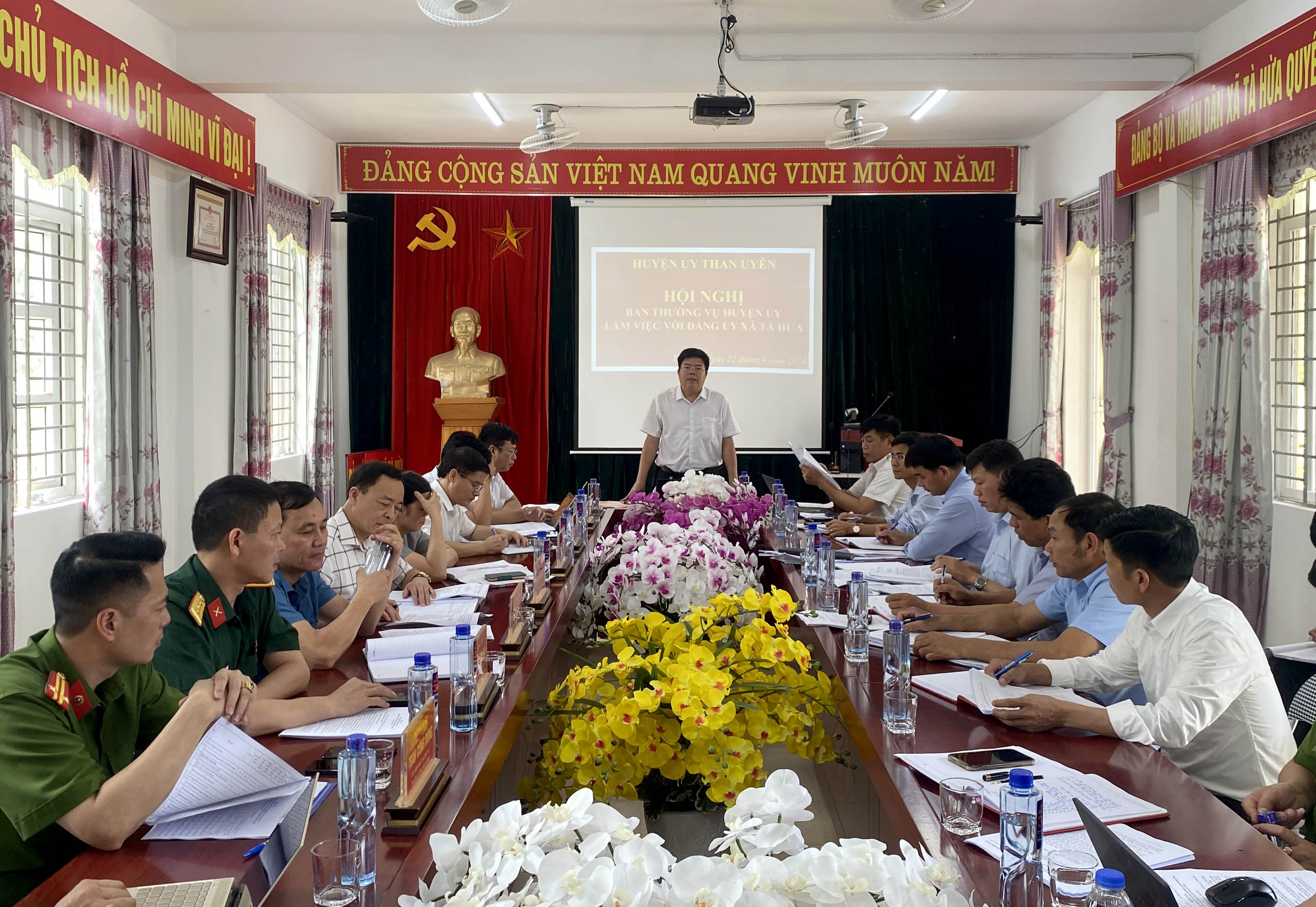 Quang cảnh buổi làm việc. 
