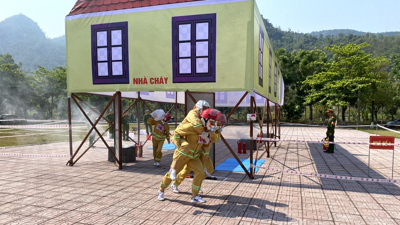 Phần thi thực hành của đội thị trấn Phong Thổ.