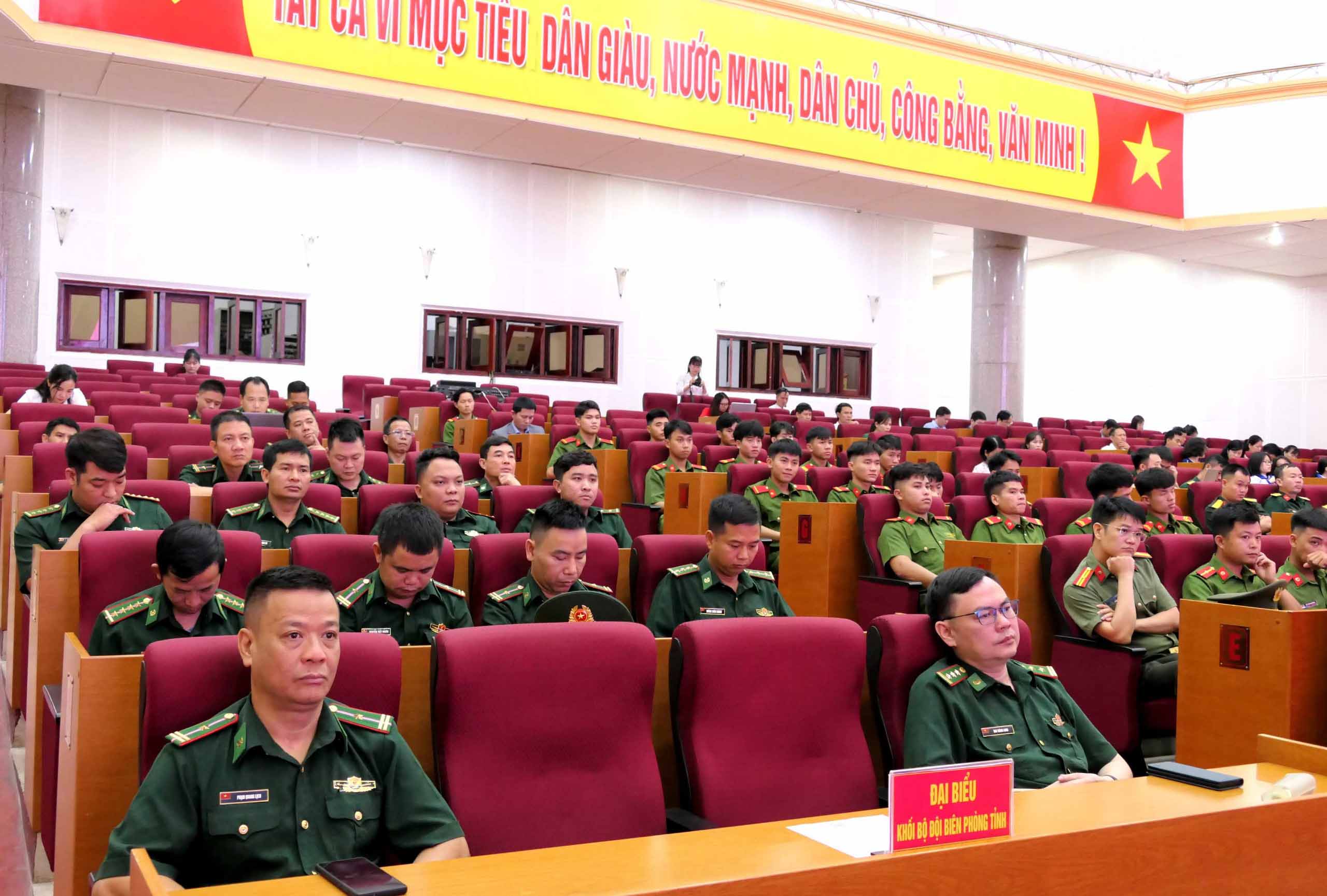 Đại biểu dự hội nghị.