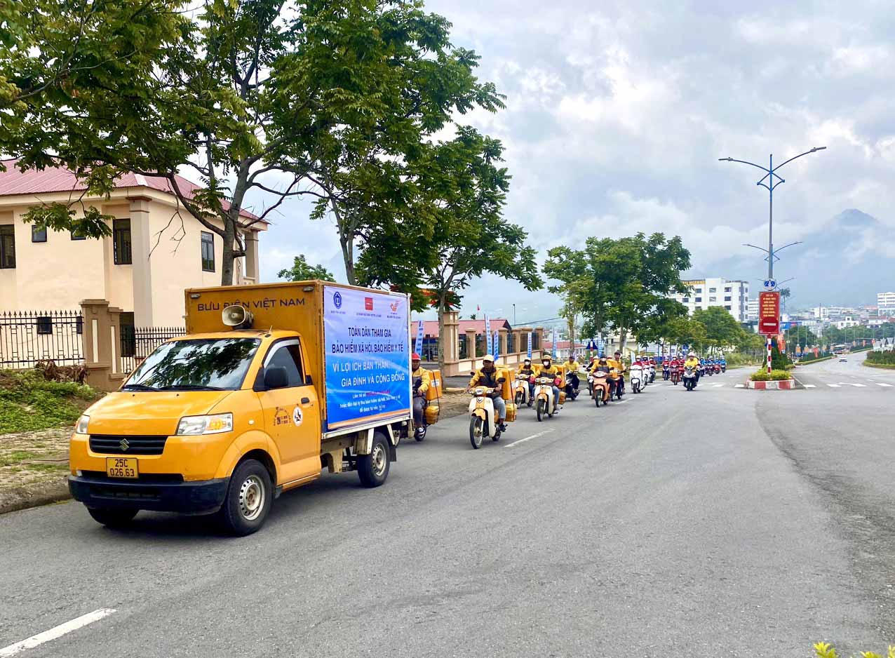 Đông đảo cán bộ, viên chức, người lao động, nhân viên BHXH tỉnh, Bưu điện tỉnh, Bưu điện thành phố, chi nhánh Bưu chính Viettel Lai Châu diễu hành, cổ động mặt đường hưởng ứng lễ ra quân.
