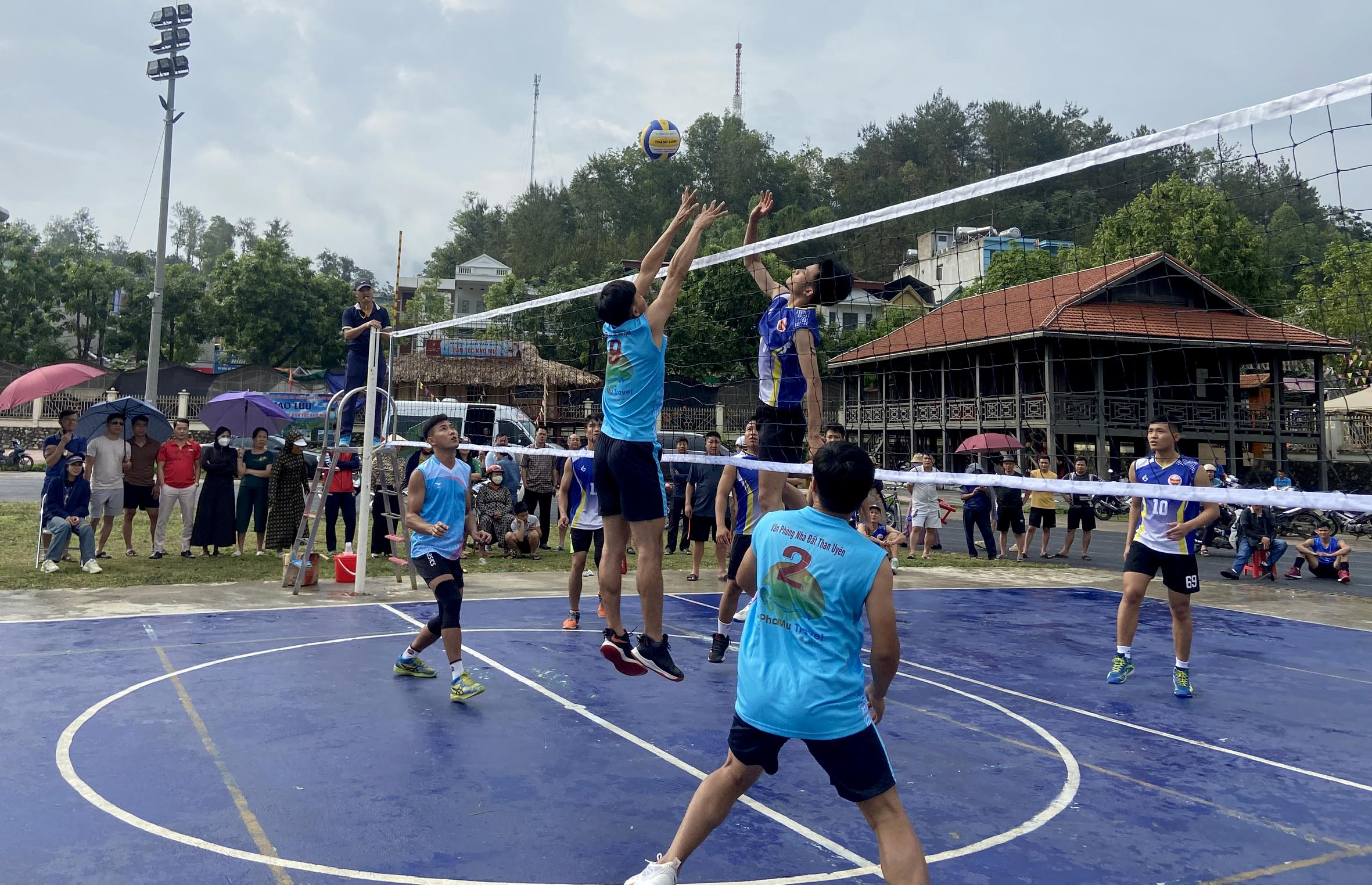 Ngay sau khai mạc diễn ra trận thi đấu giữa liên quân Văn phòng Nhà đất Than Uyên-xã Pha Mu (Than Uyên, Lai Châu) và đội bóng huyện Quỳnh Nhai (Sơn La). 