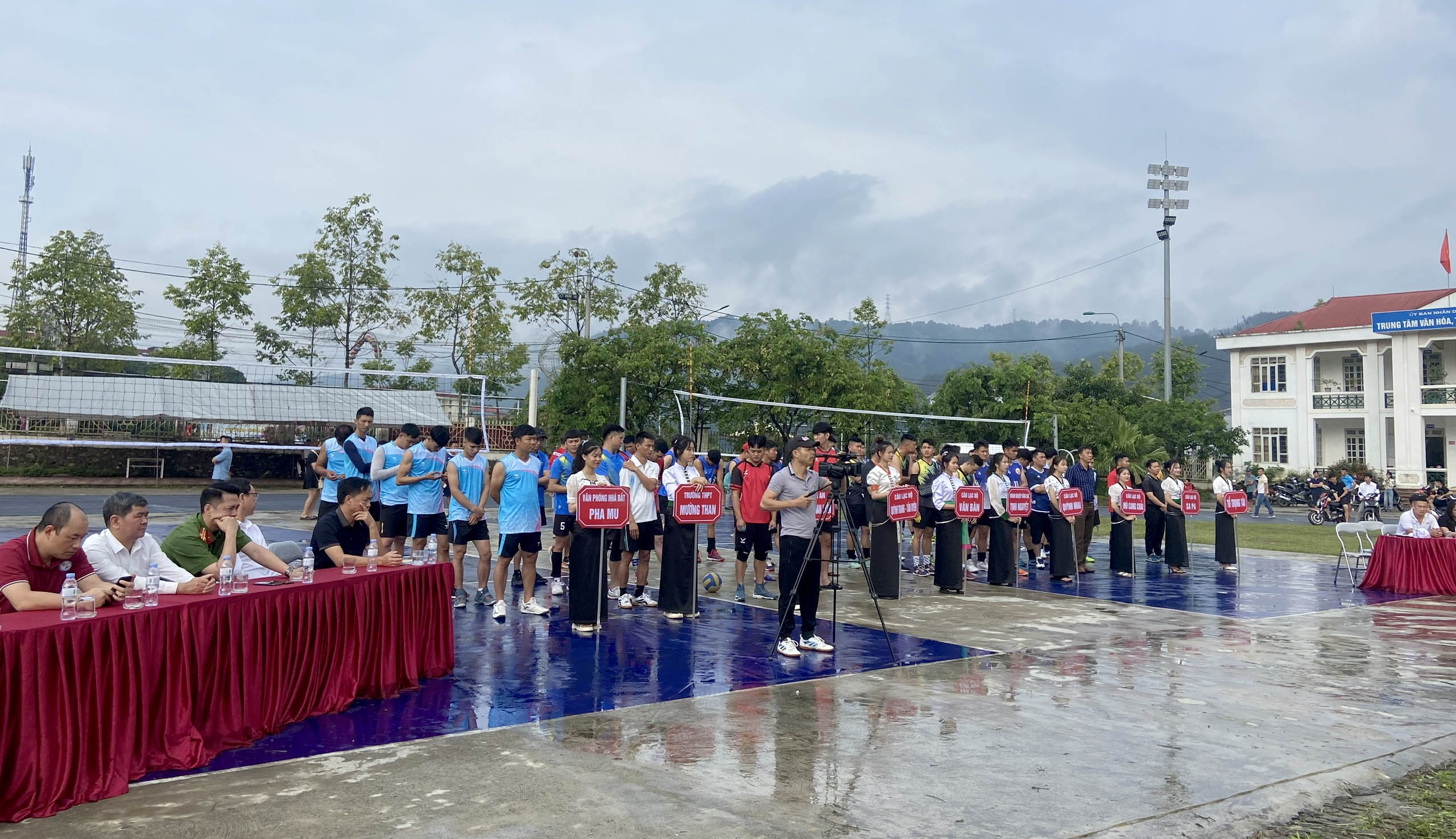 Quang cảnh khai mạc Giải bóng chuyền da mở rộng huyện Than Uyên. 