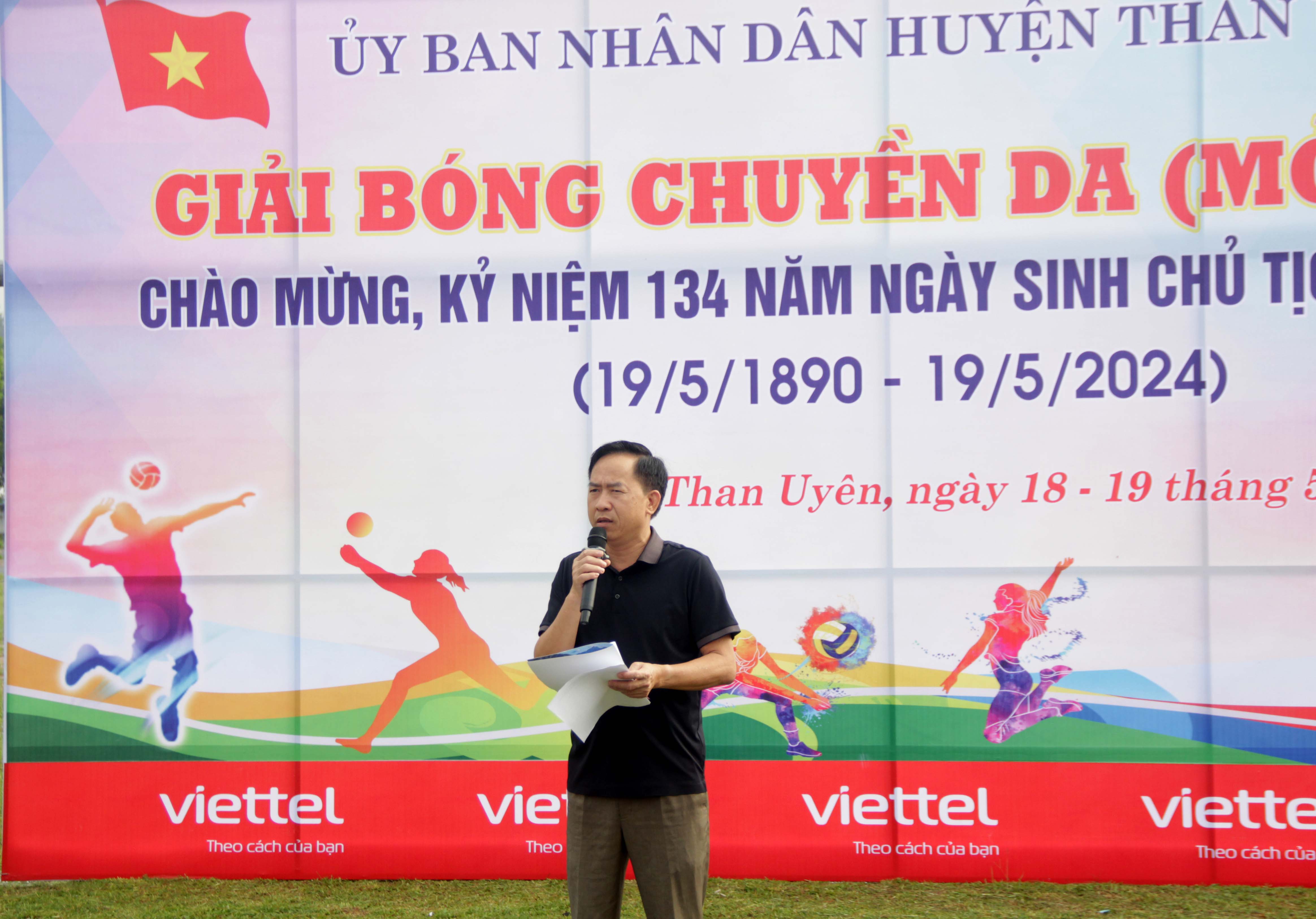 Đồng chí Trần Quang Chiến - Chủ tịch UBND huyện Than Uyên phát biểu khai mạc Giải. 