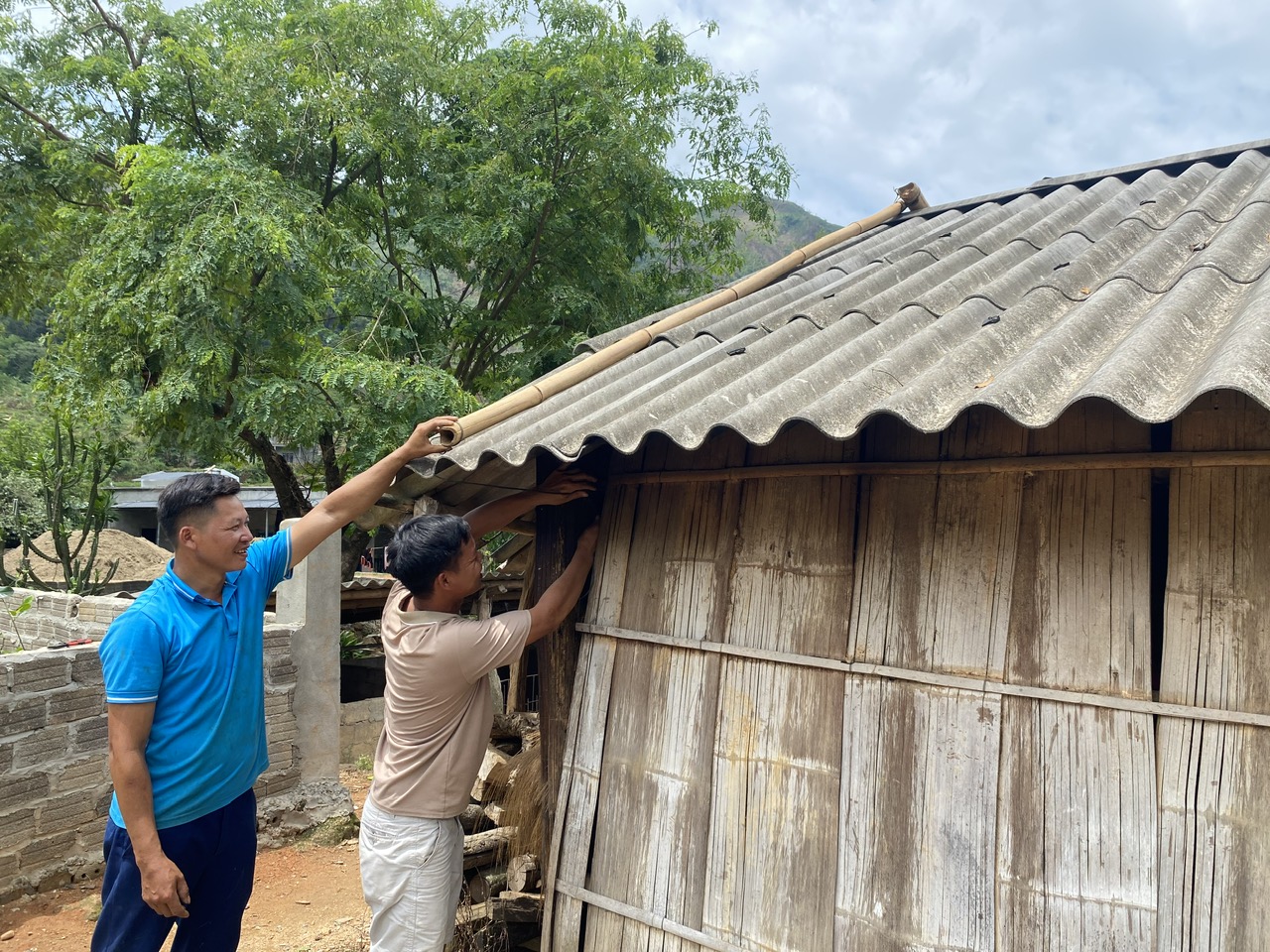 Người dân xã Bản Lang chằng chống nhà cửa đề phòng gió lốc. 