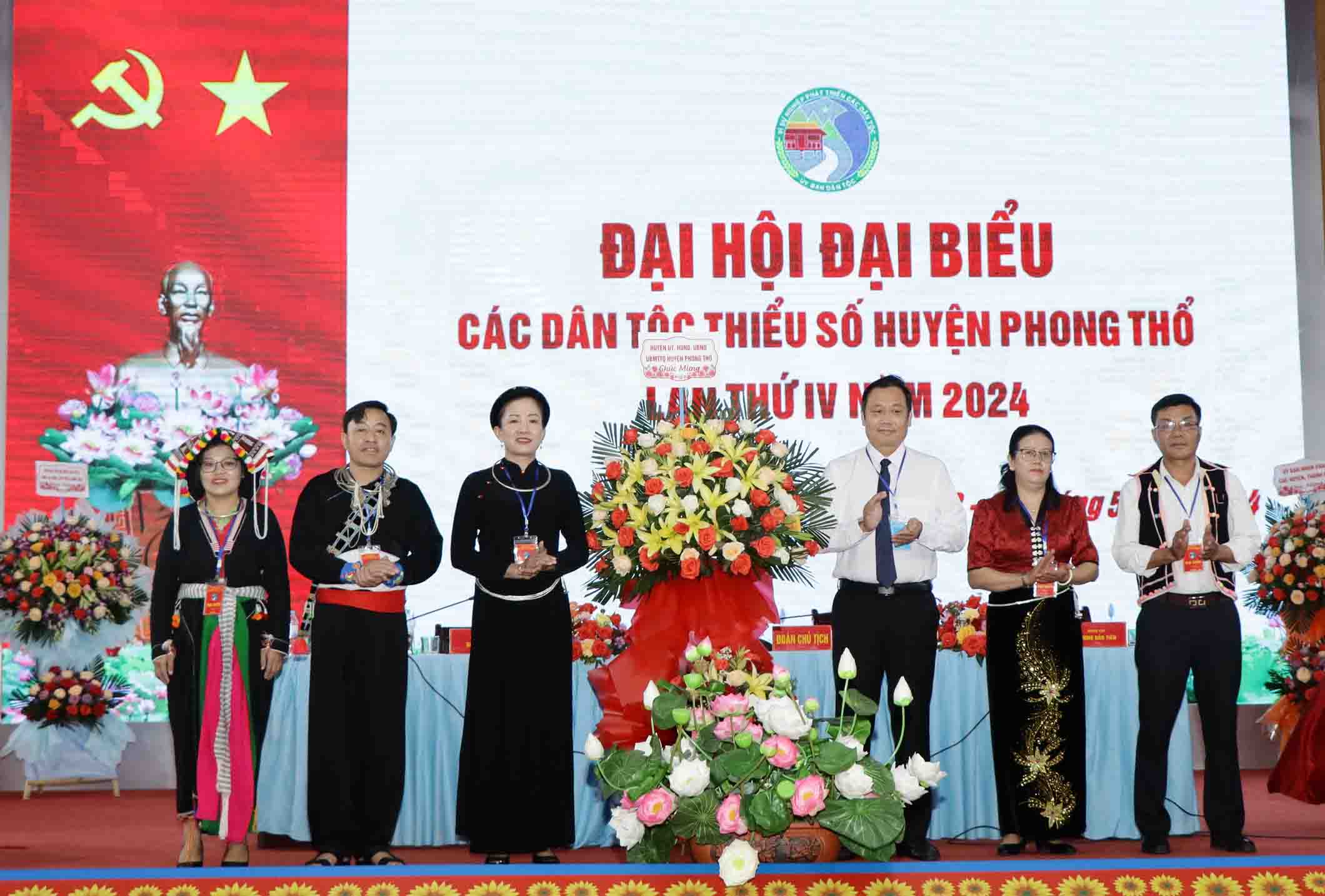 Đồng chí Đinh Quang Tuấn – Bí thư Huyện ủy Phong Thổ tặng hoa chúc mừng đại hội.