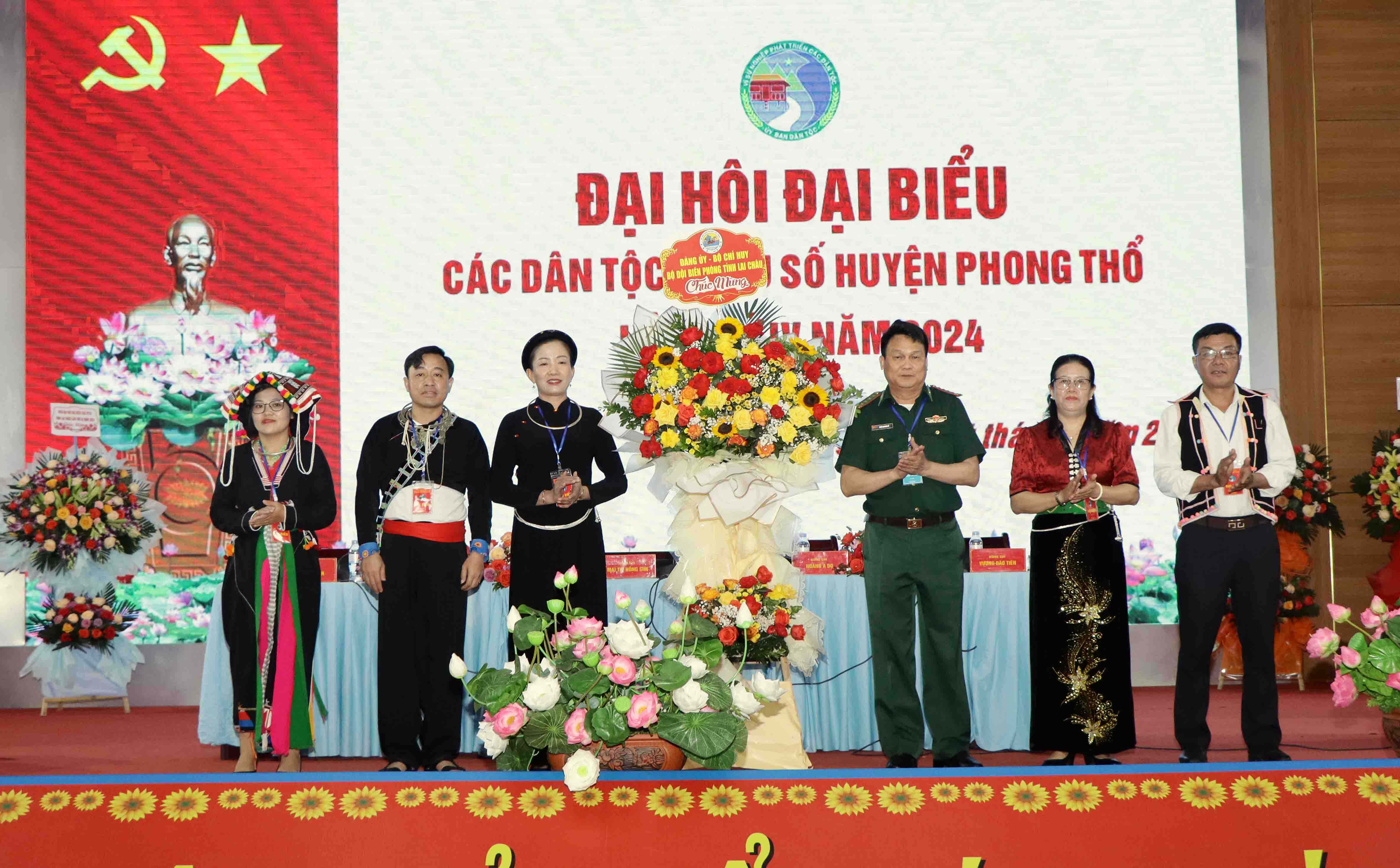 Lãnh đạo Bộ Chỉ huy bộ đội biên phòng tỉnh tặng hoa chúc mừng đại hội