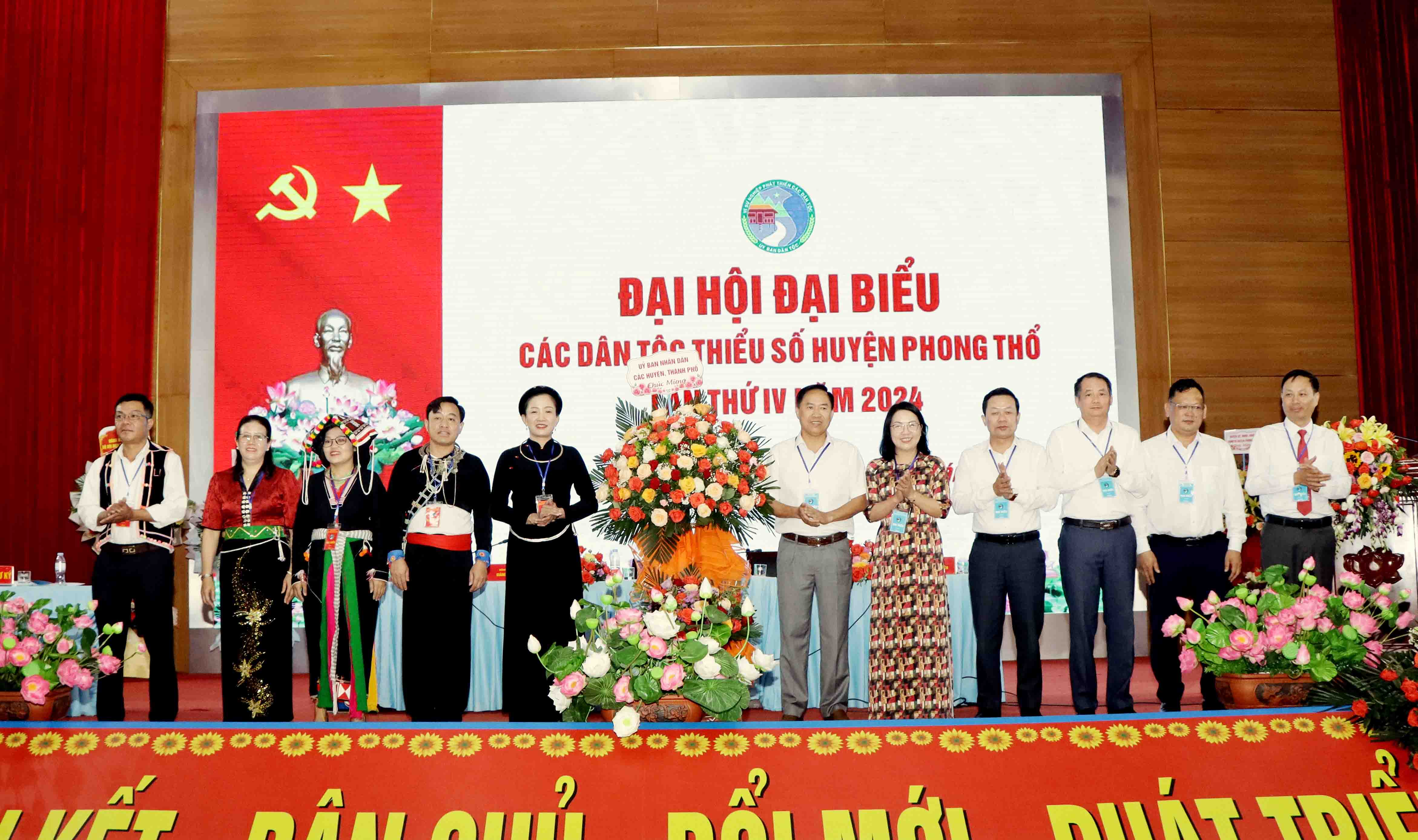  Lãnh đạo các huyện, thành phố tặng hoa chúc mừng đại hội.
